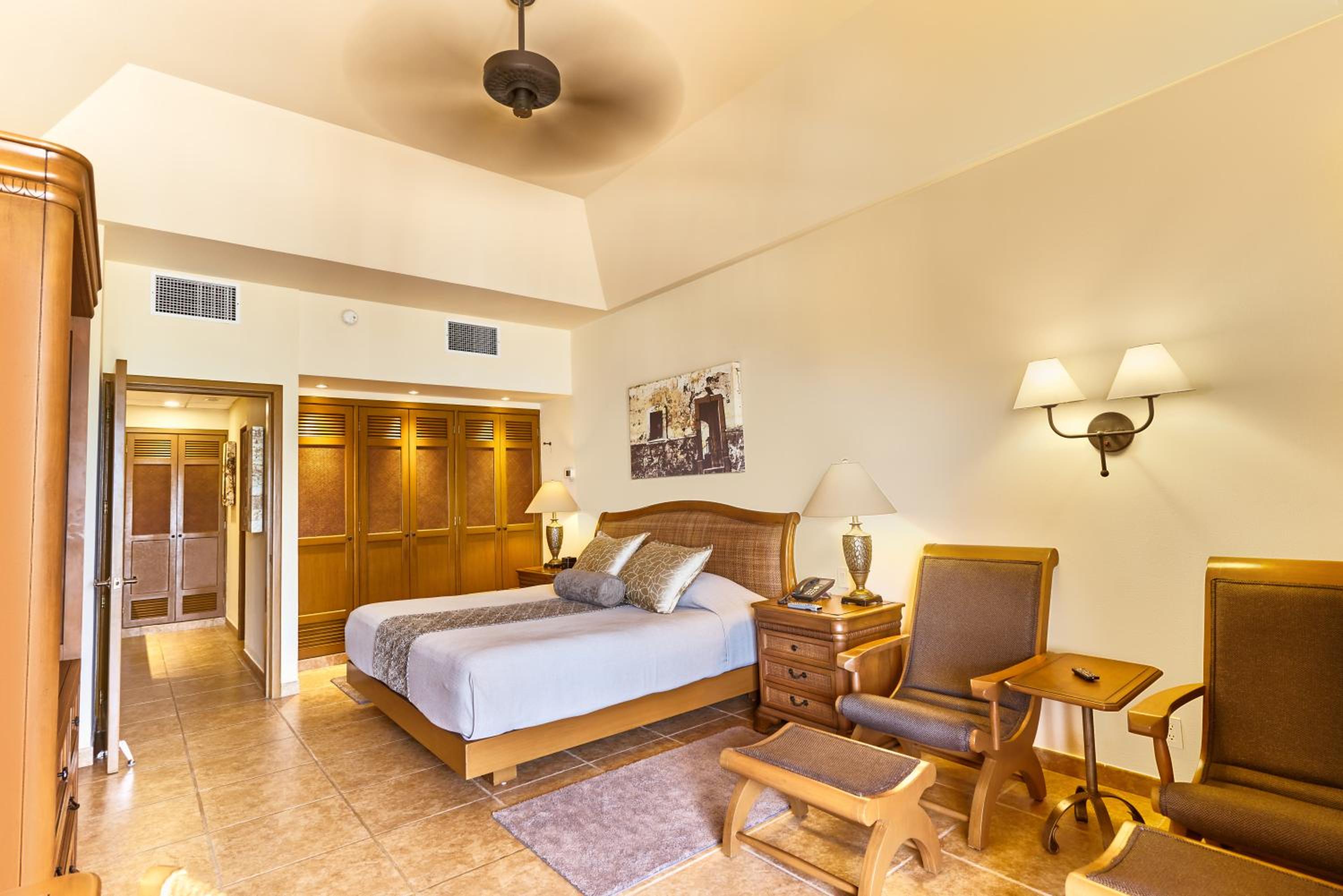 Deluxe Two Bedroom Master Suite Beachfront 2 Children stay free