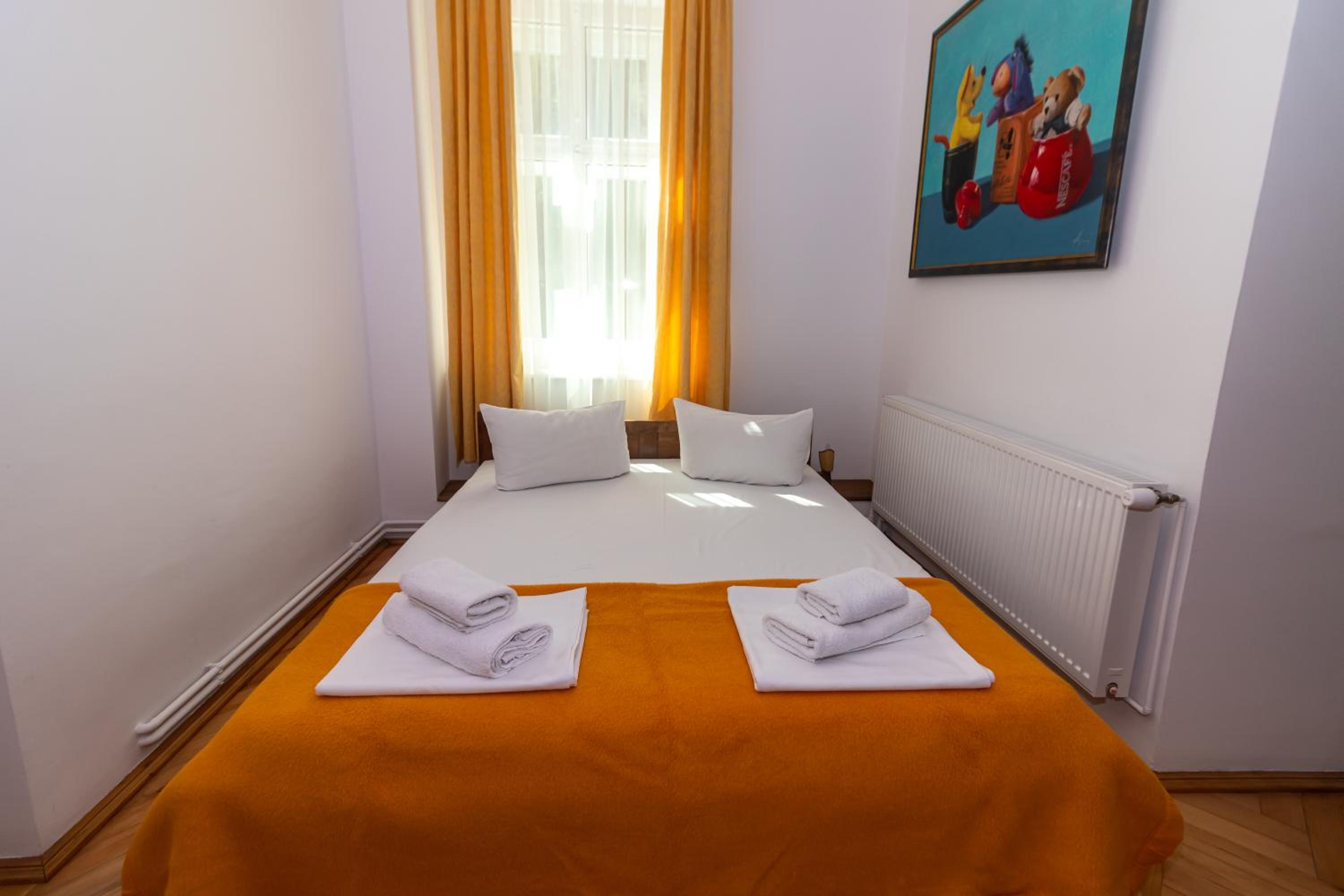 Large Double Room - Photo 1