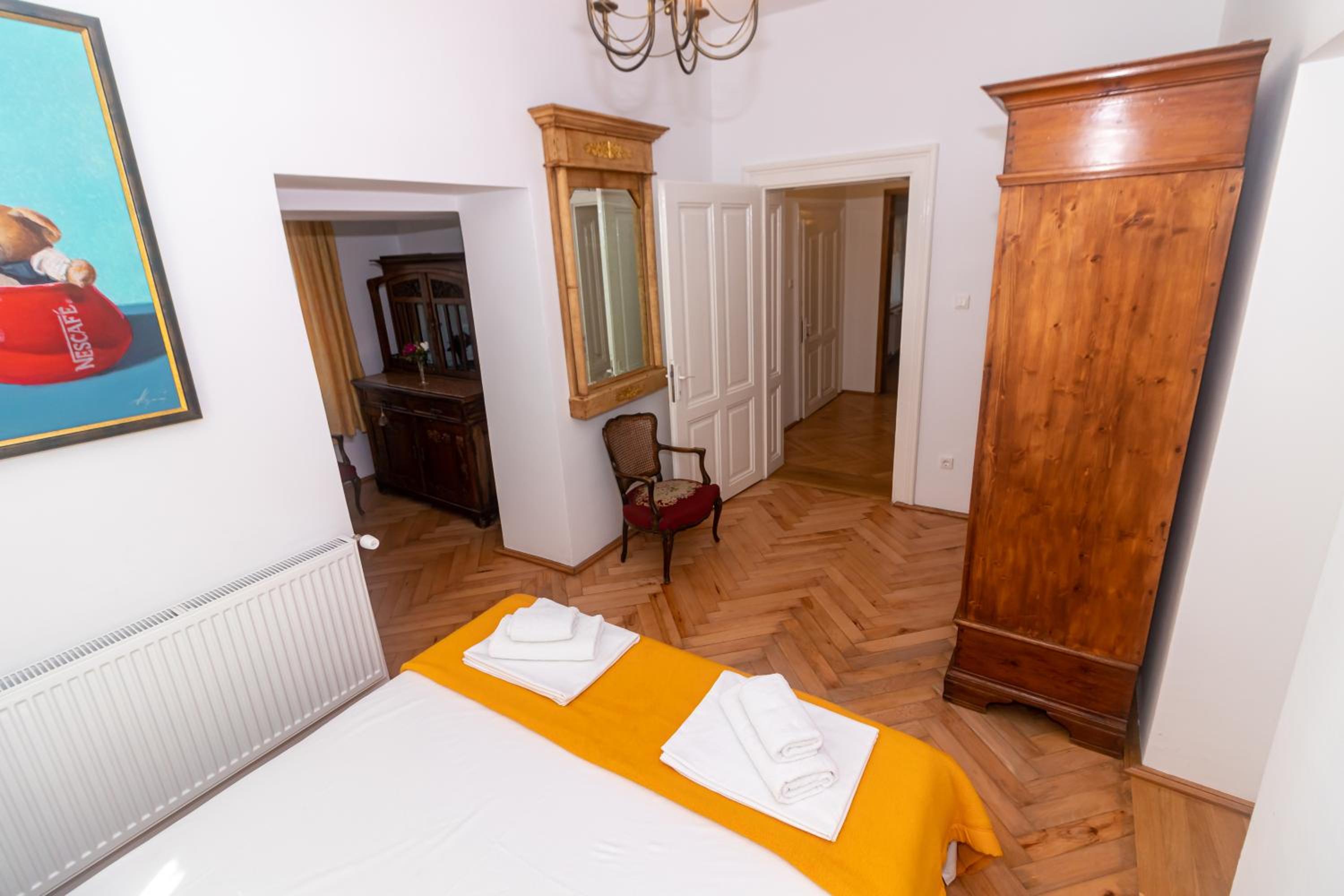 Large Double Room - Photo 2