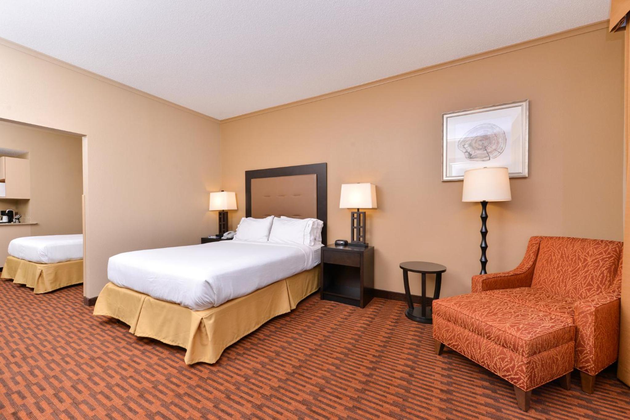 One-Bedroom Queen Suite with Two Queen Beds - Photo 3