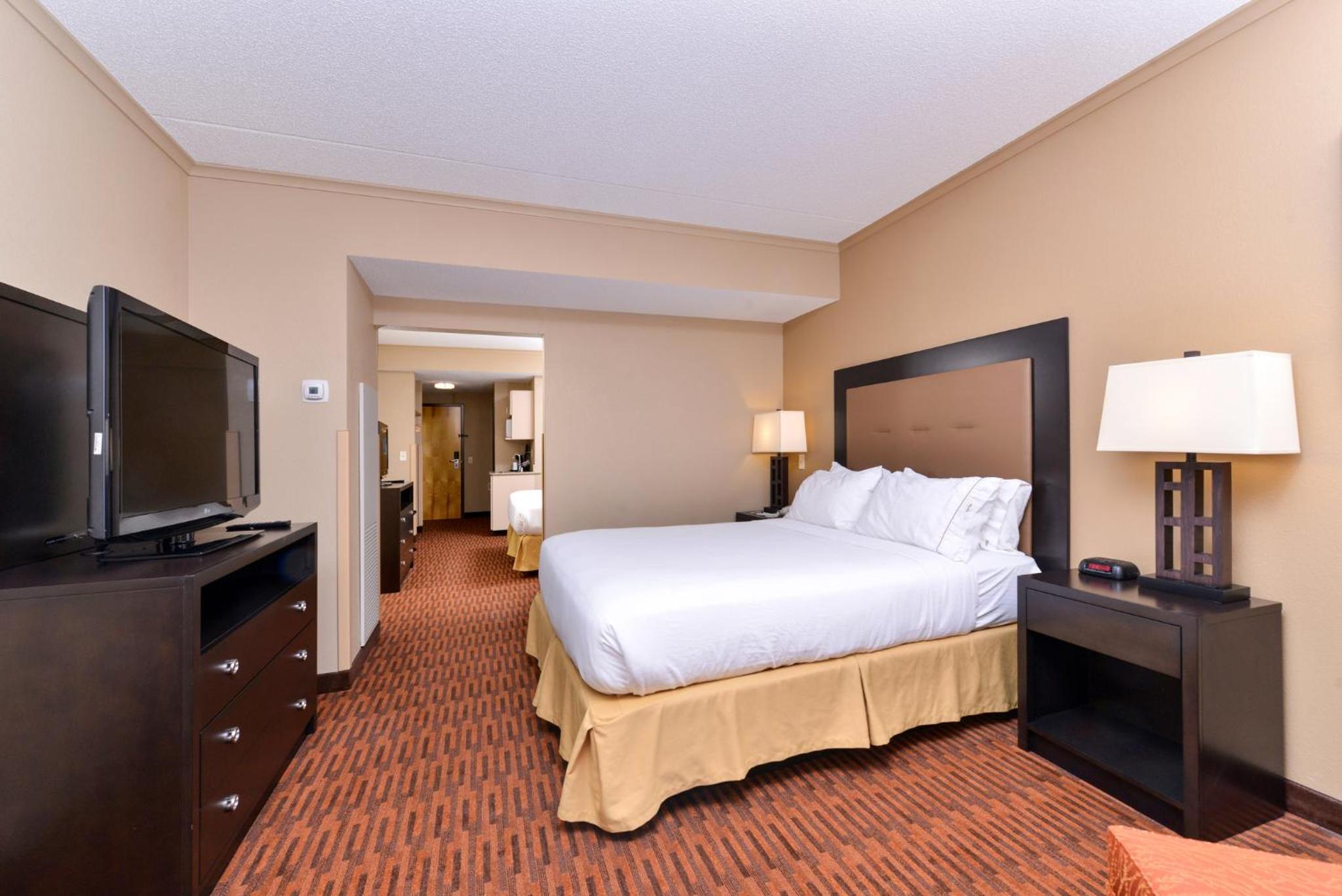 One-Bedroom Queen Suite with Two Queen Beds - Photo 7