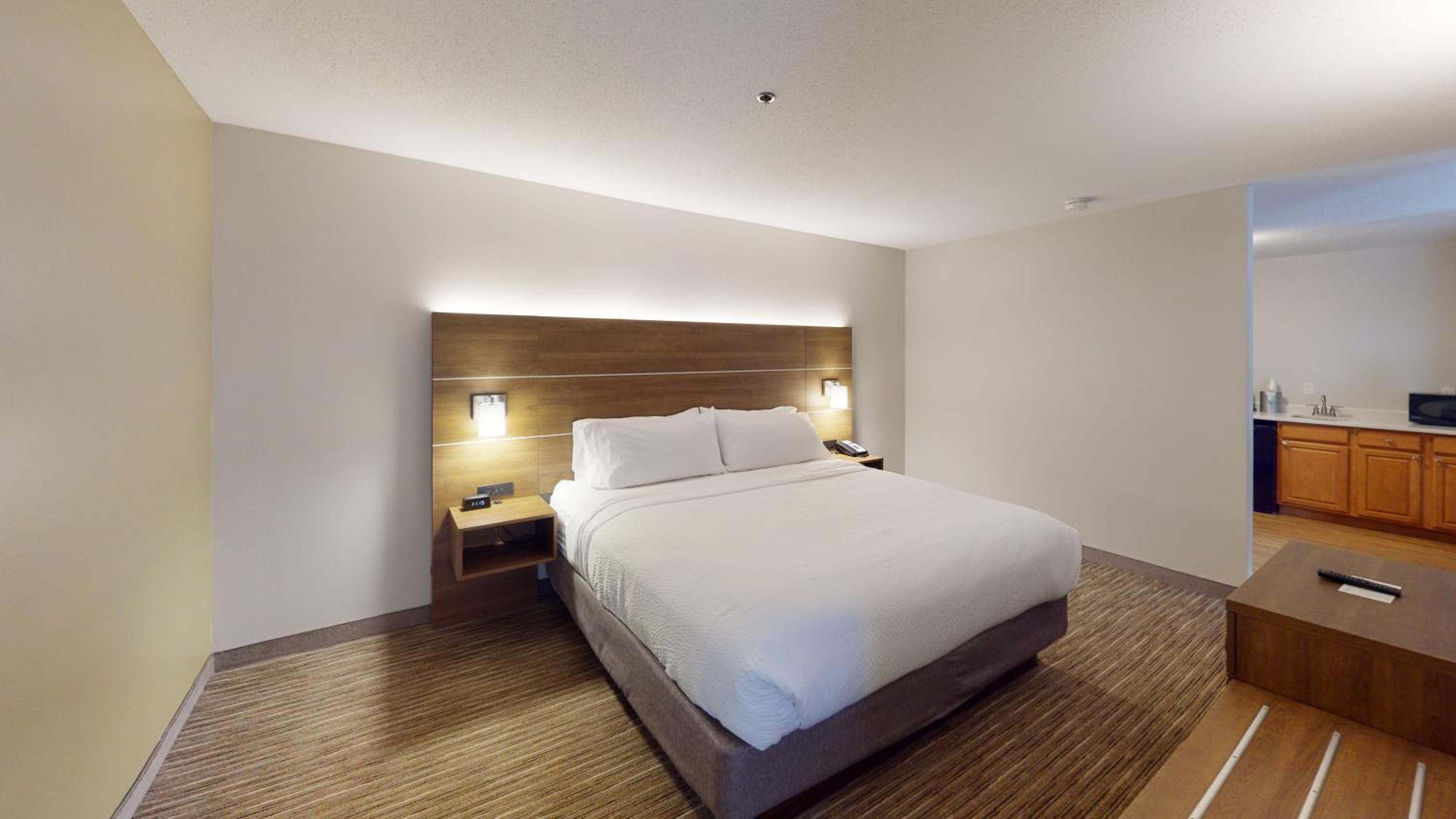 Standard King Room - Photo 5