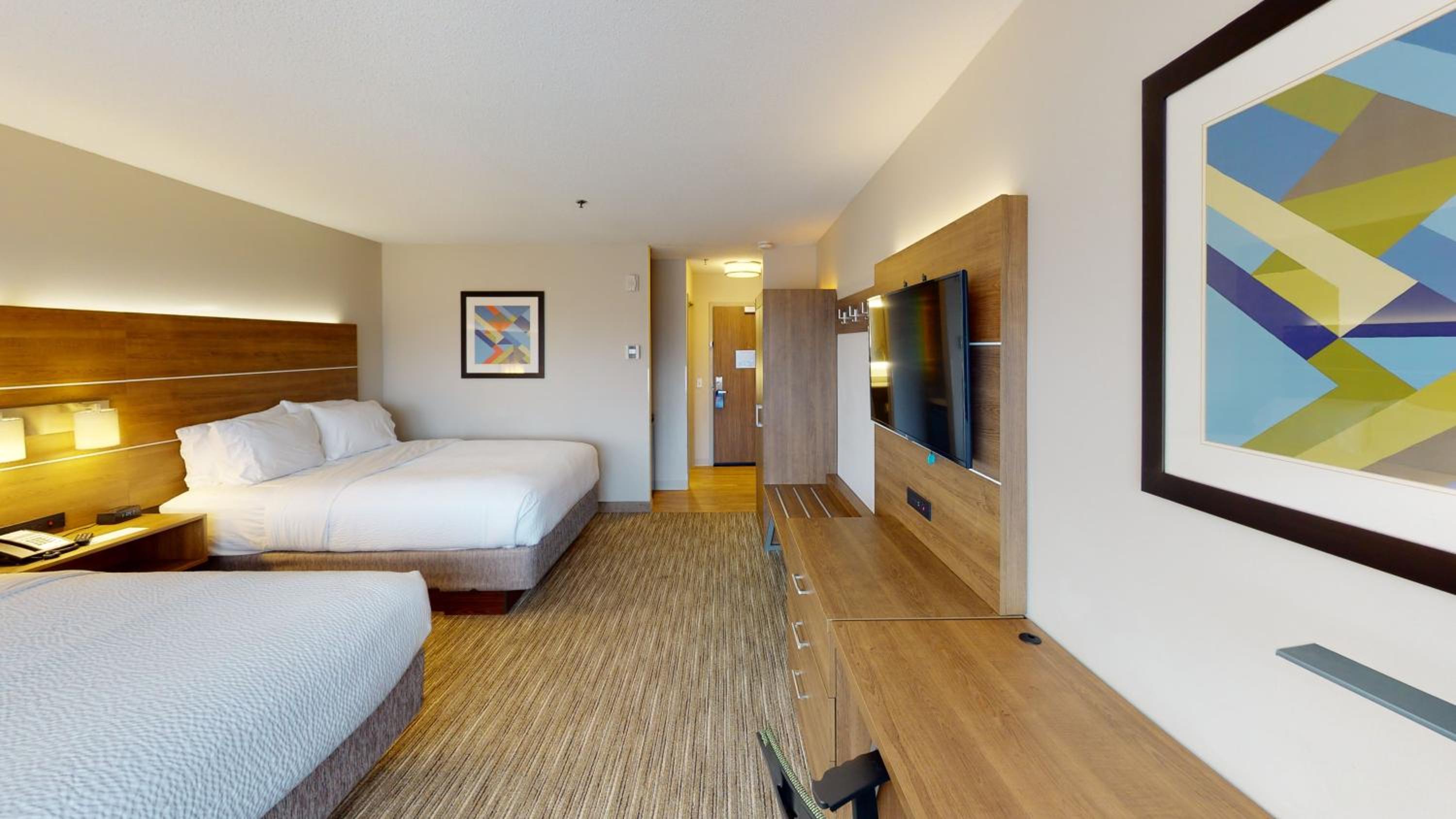 Standard Queen Room with Two Queen Beds - Photo 3