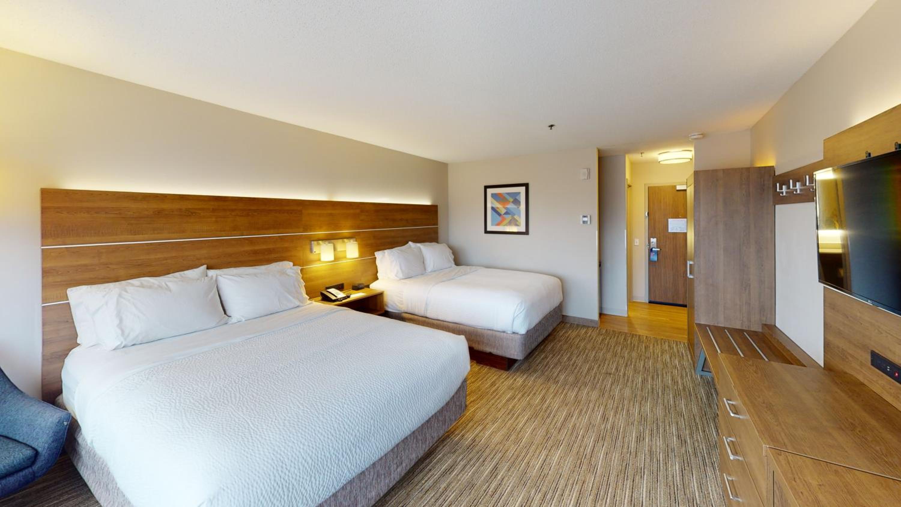 Standard Queen Room with Two Queen Beds - Photo 4
