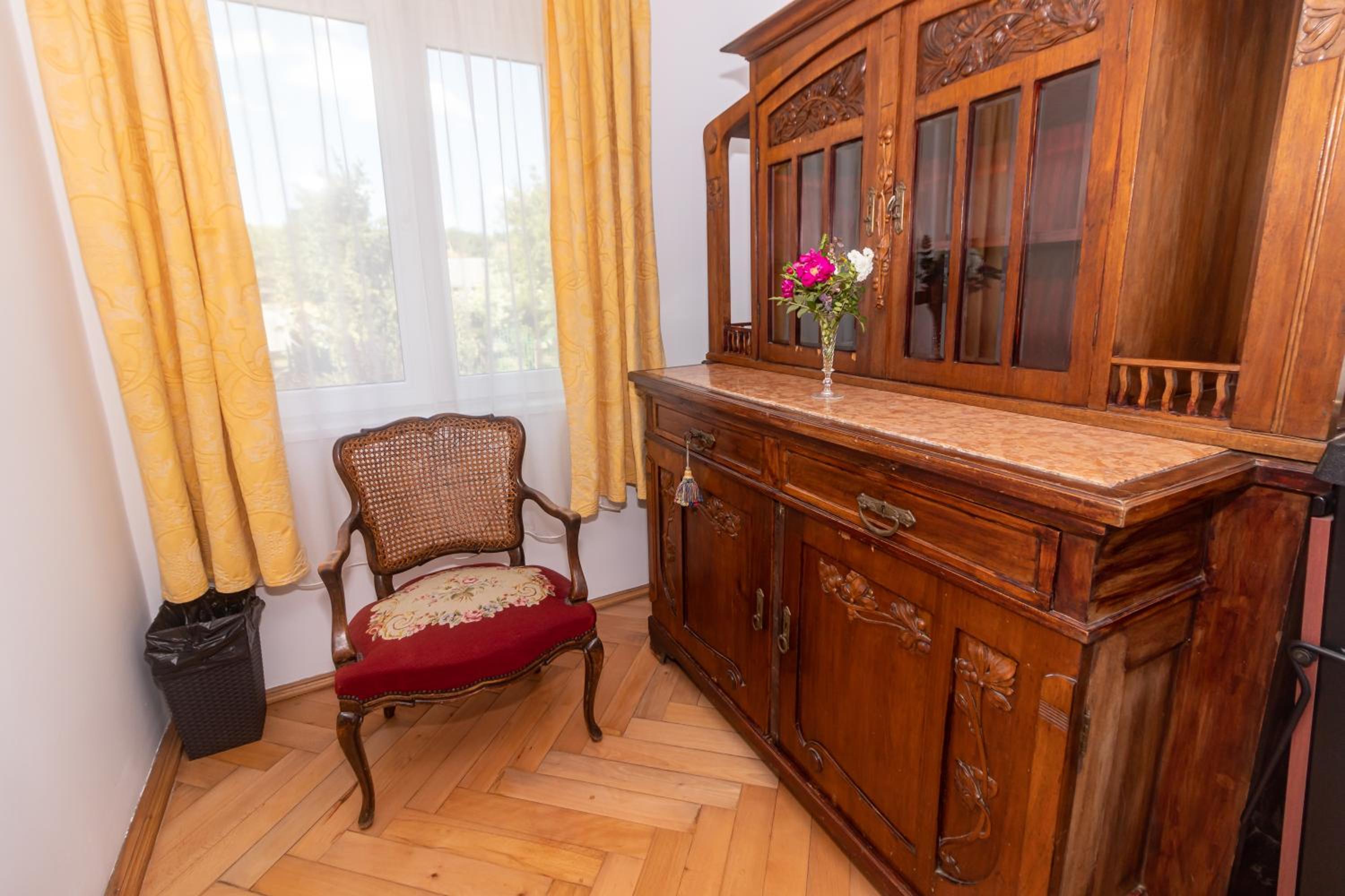 Large Double Room - Photo 3