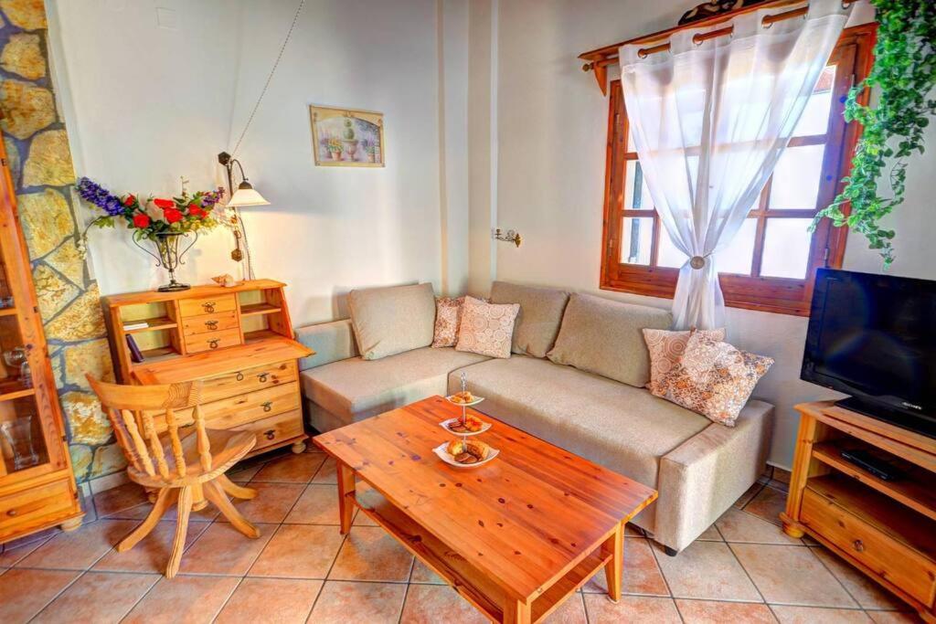 One-Bedroom House photo 1