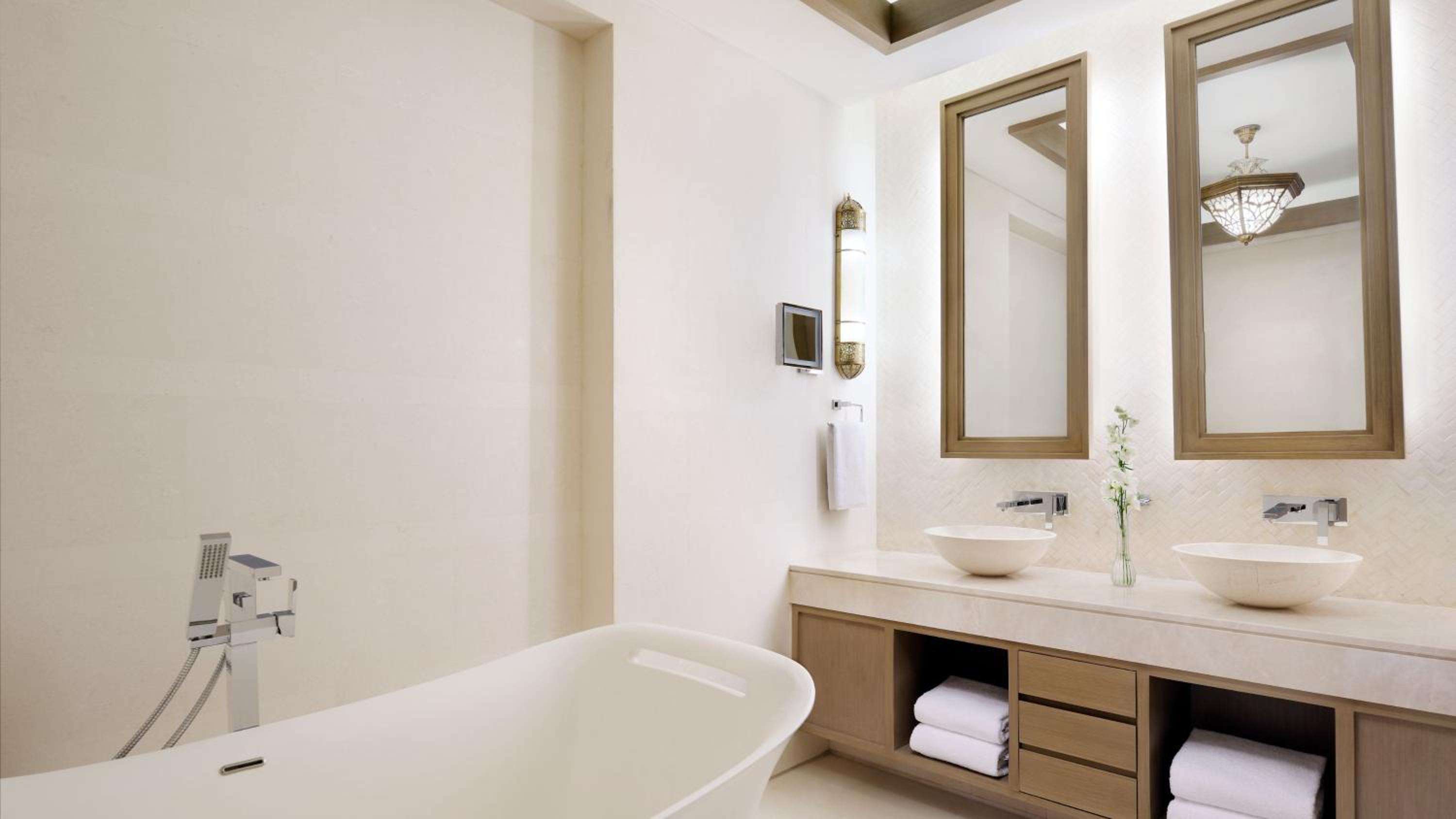 One-Bedroom King Suite with Garden View - Photo 6