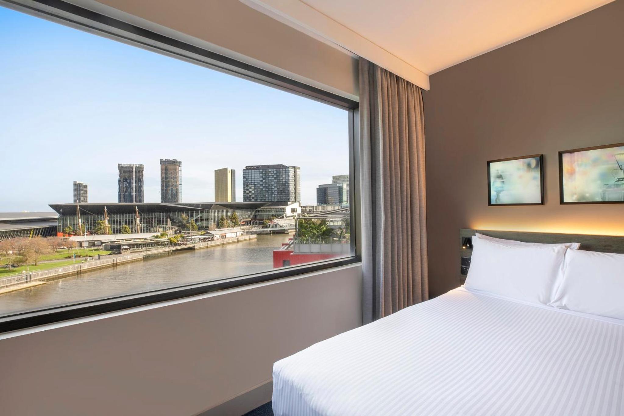 Standard Double Room with Two Double Beds and River View - Photo 7