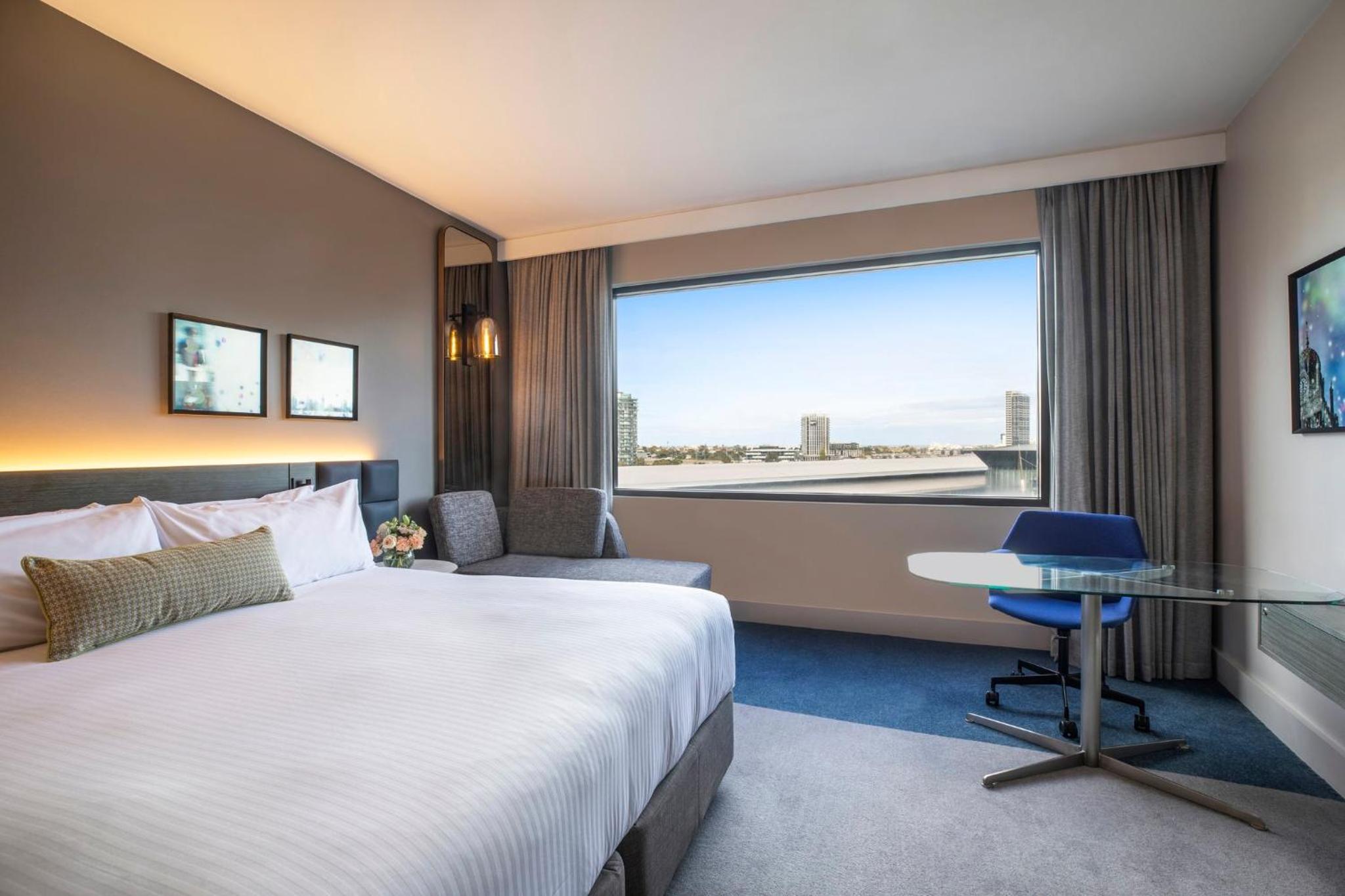 Standard King Room with River View - High Floor - Photo 2
