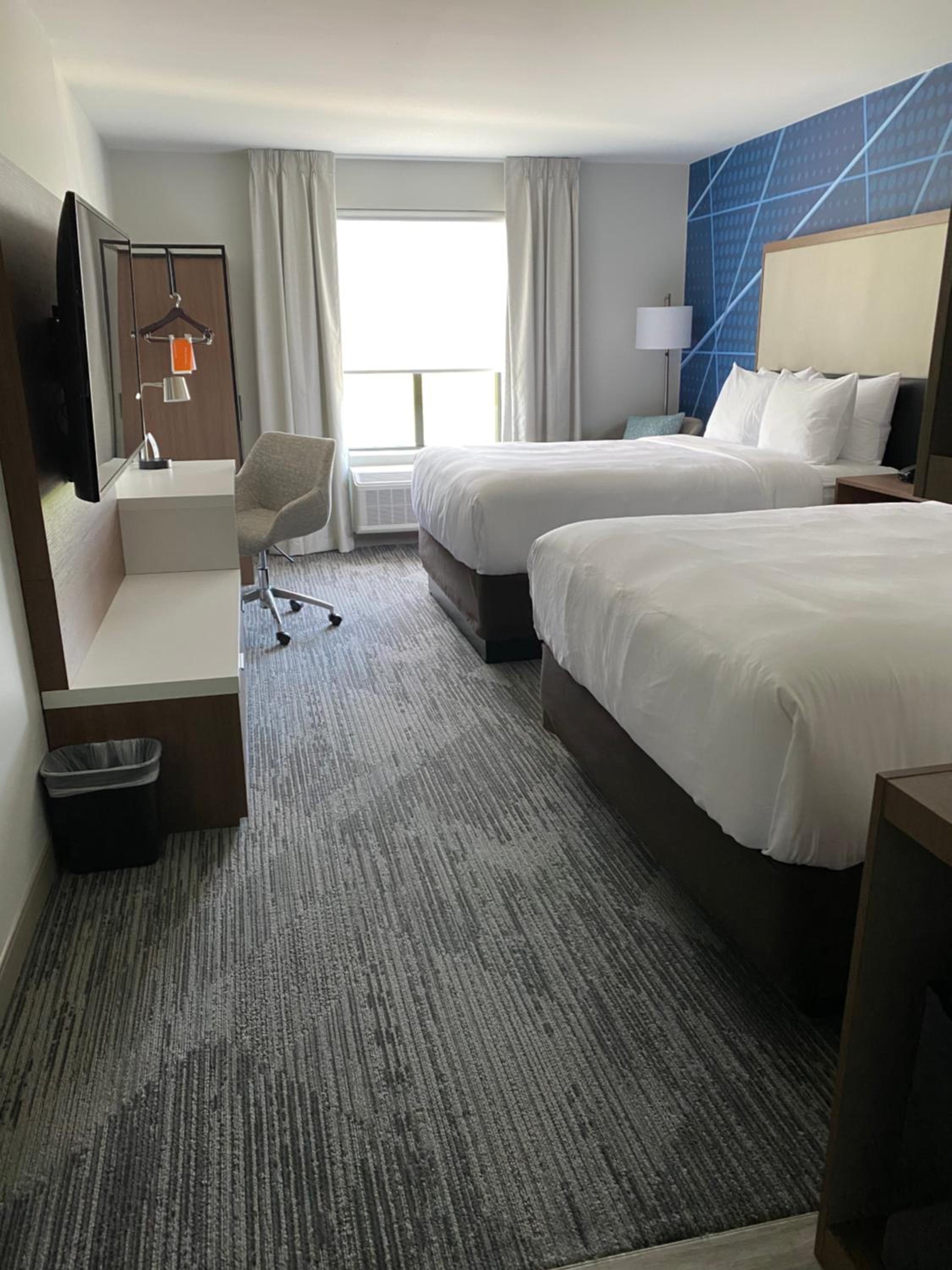 Queen Suite with 2 Queen Beds/Accessible Tub/Disability Access - Photo 8