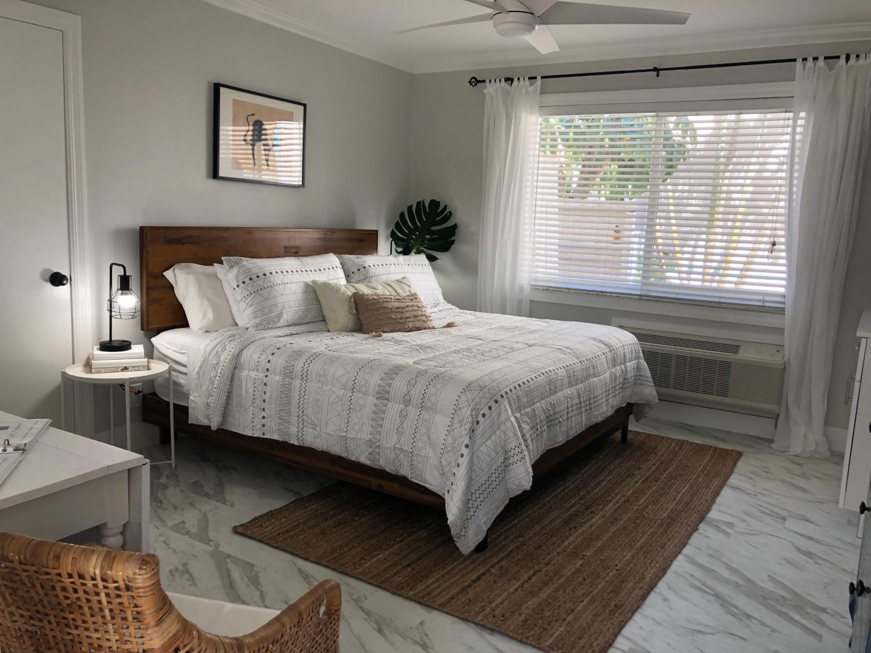 Deluxe King Room - Photo 2