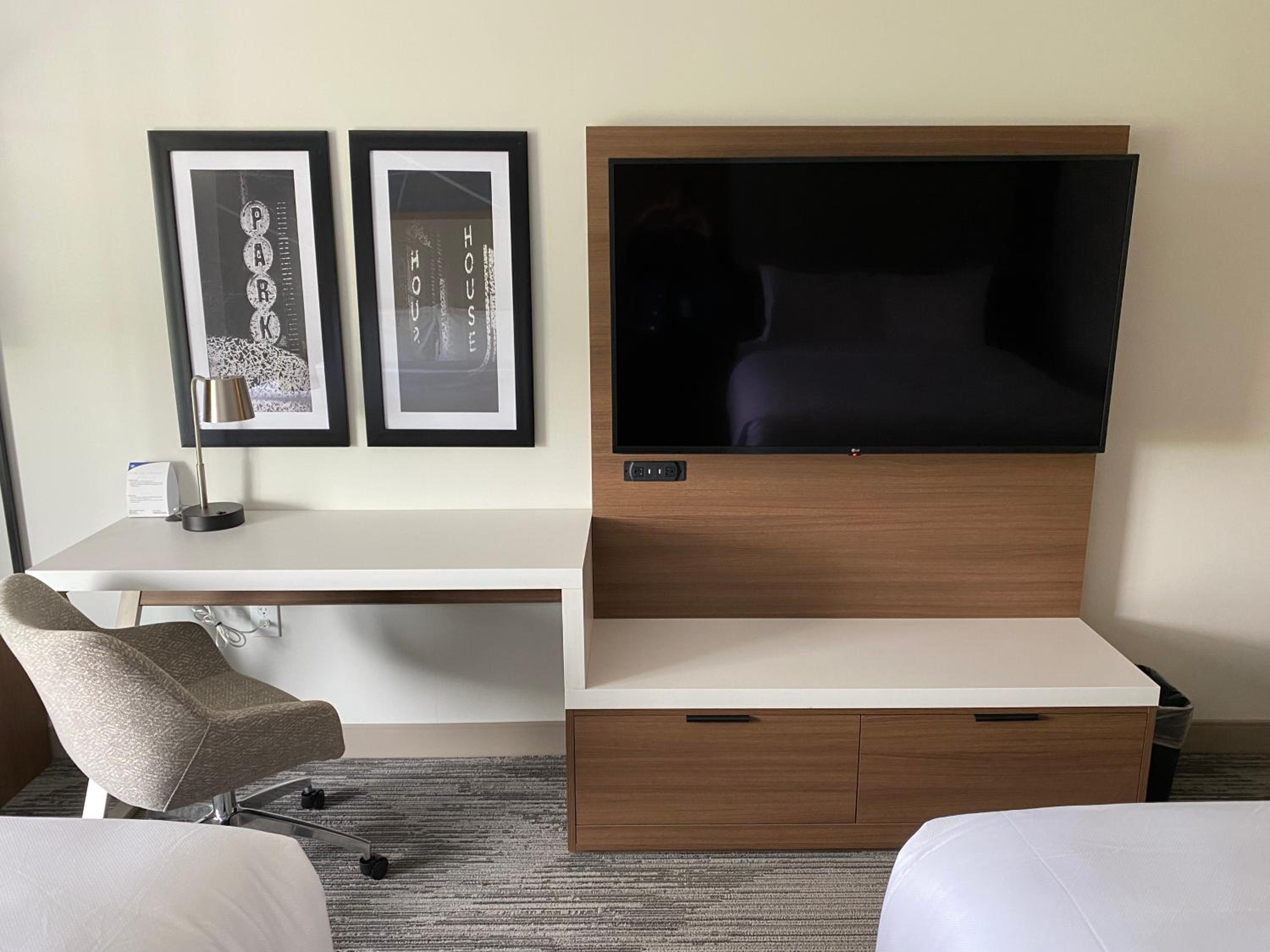 King Suite with Sofa - Non Smoking/Pet Friendly - Photo 6