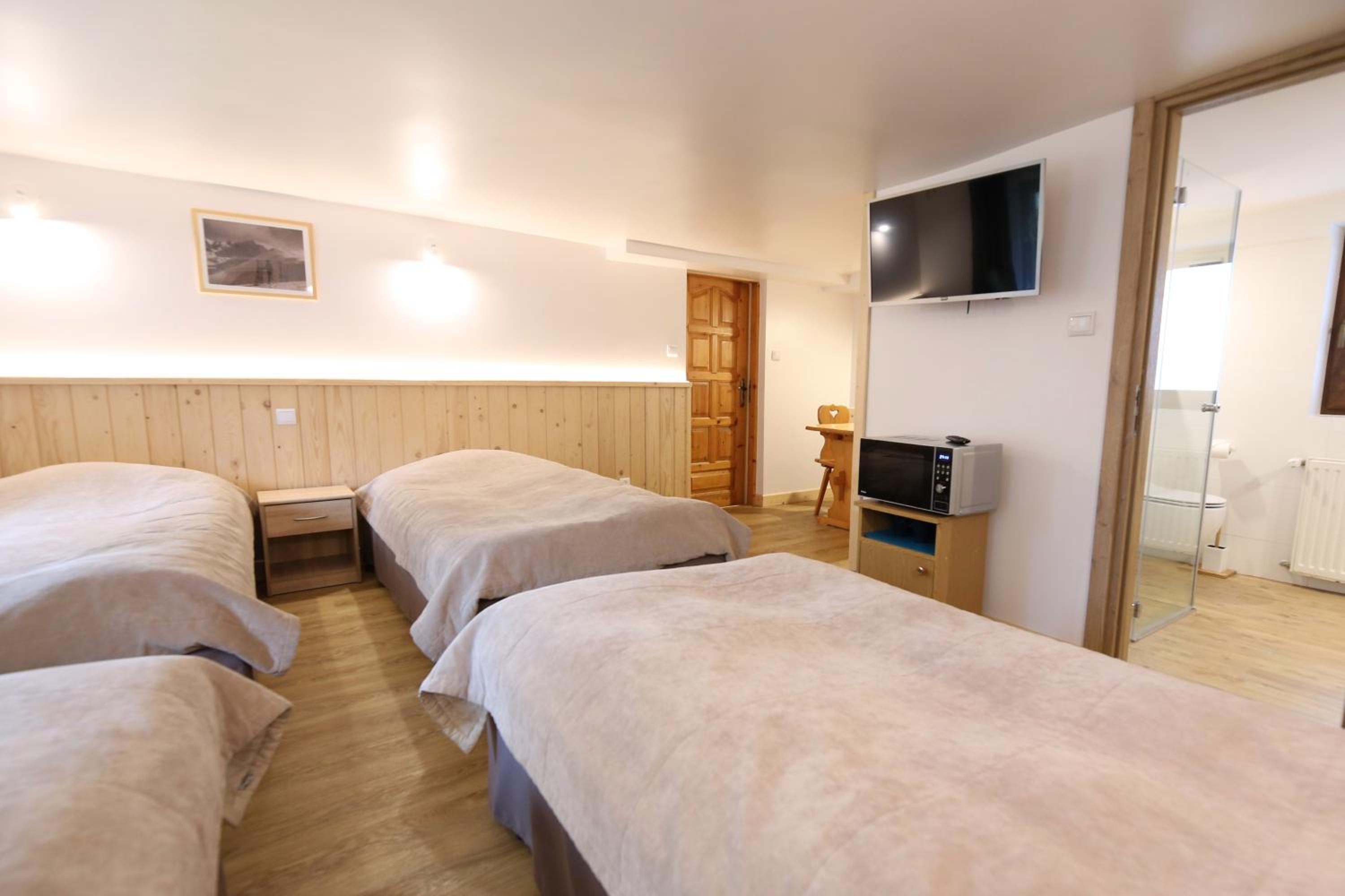 Standard Quadruple Room - Photo 15