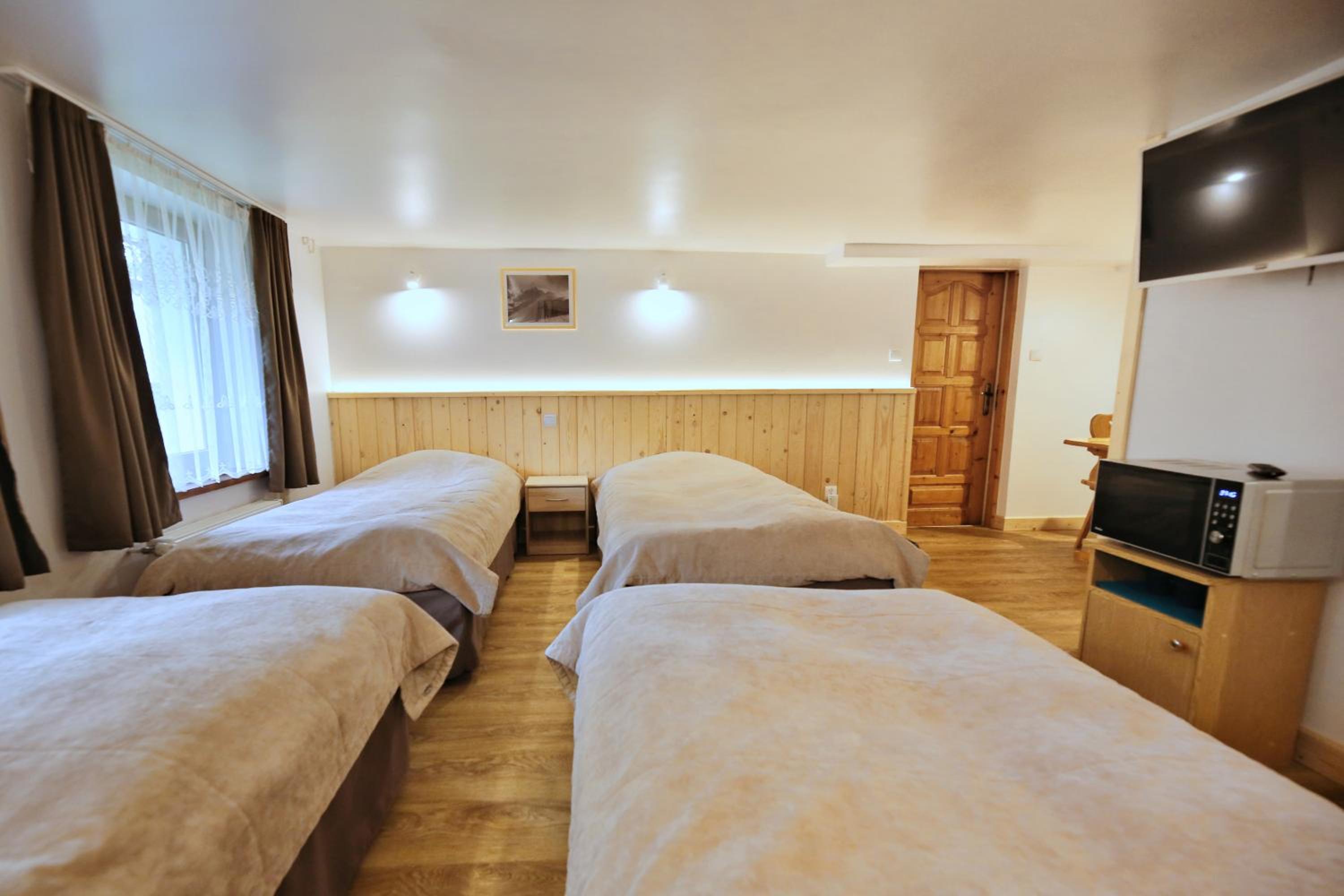 Standard Quadruple Room - Photo 12
