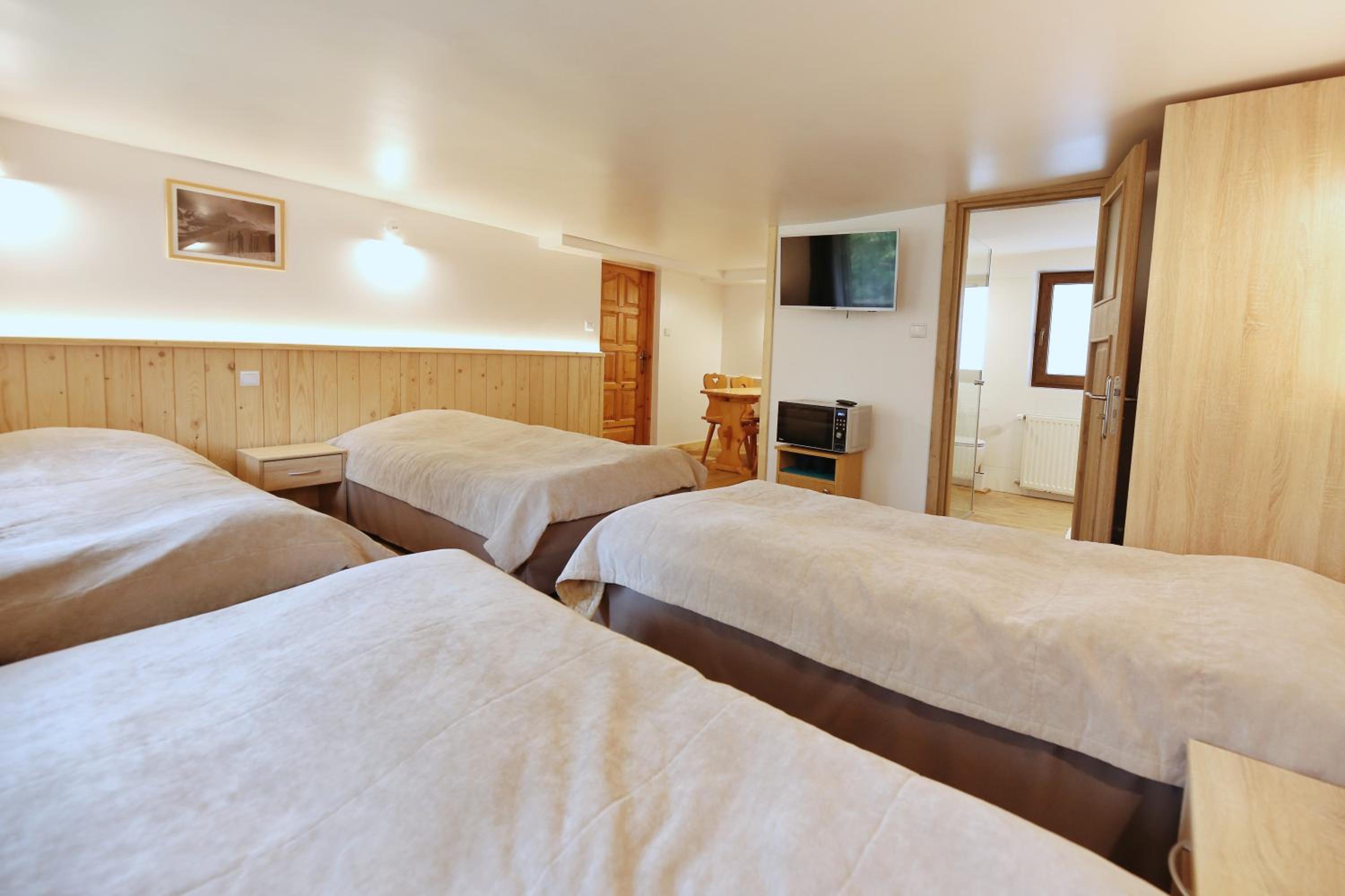 Standard Quadruple Room - Photo 17