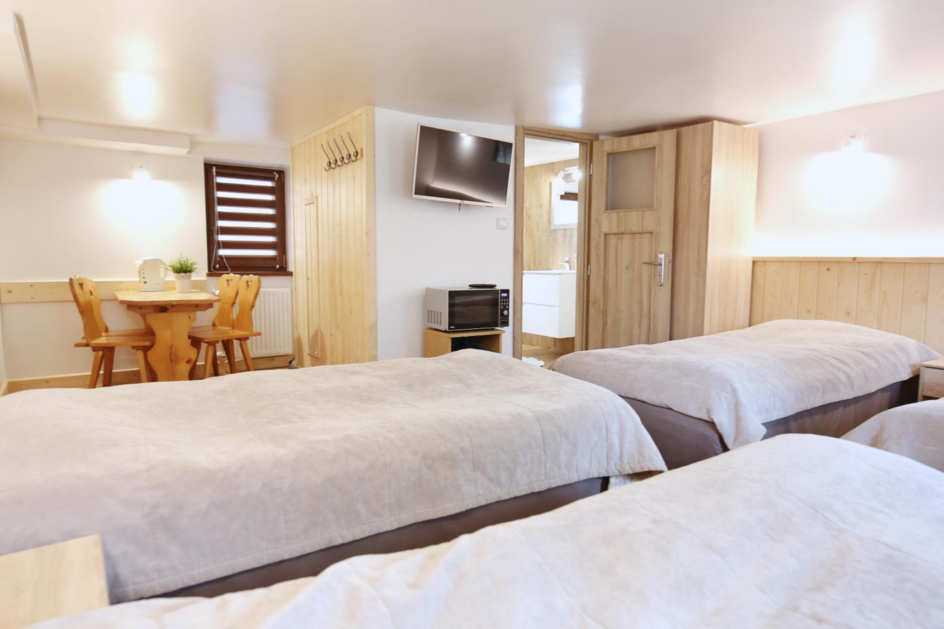 Standard Quadruple Room - Photo 13