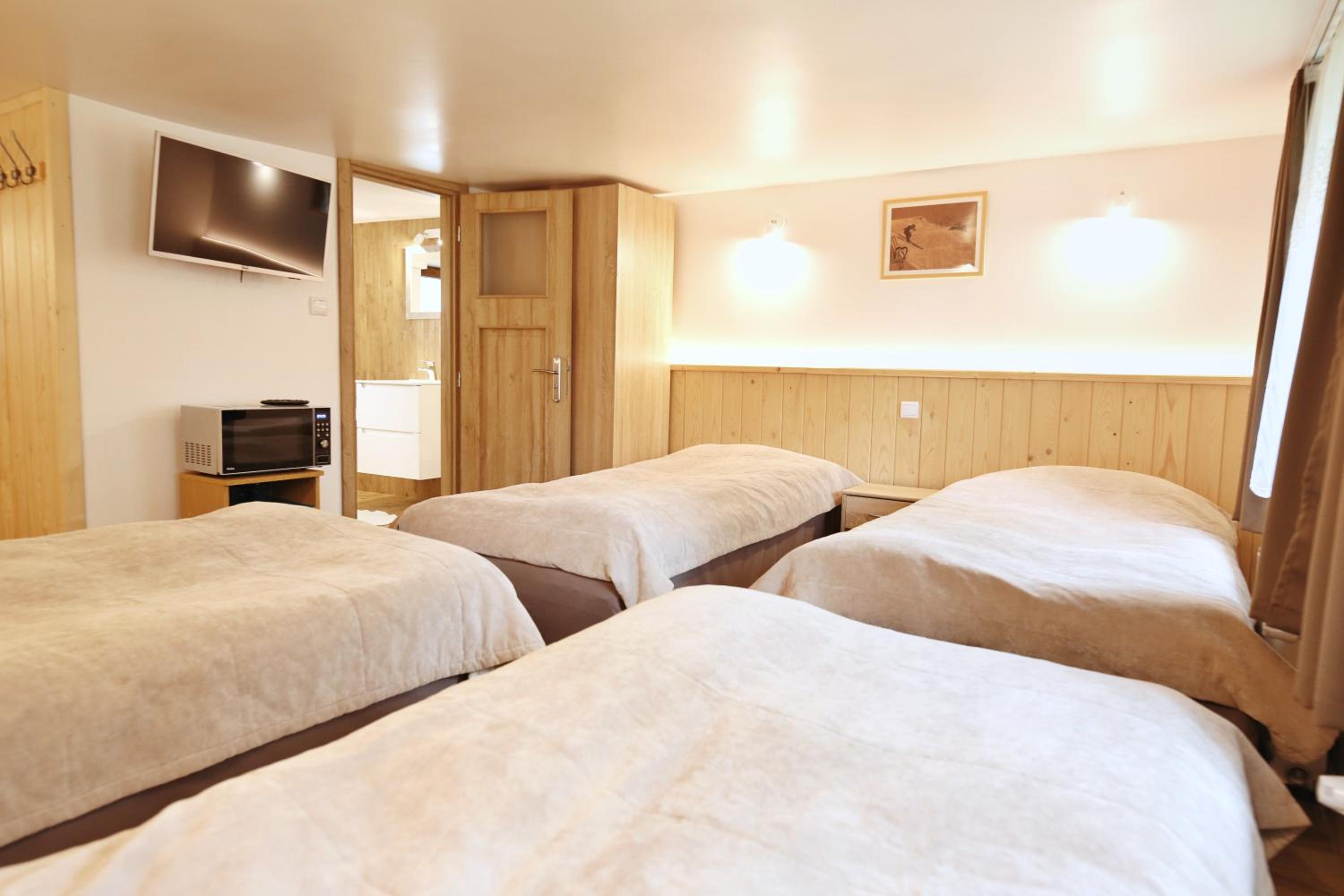 Standard Quadruple Room - Photo 4
