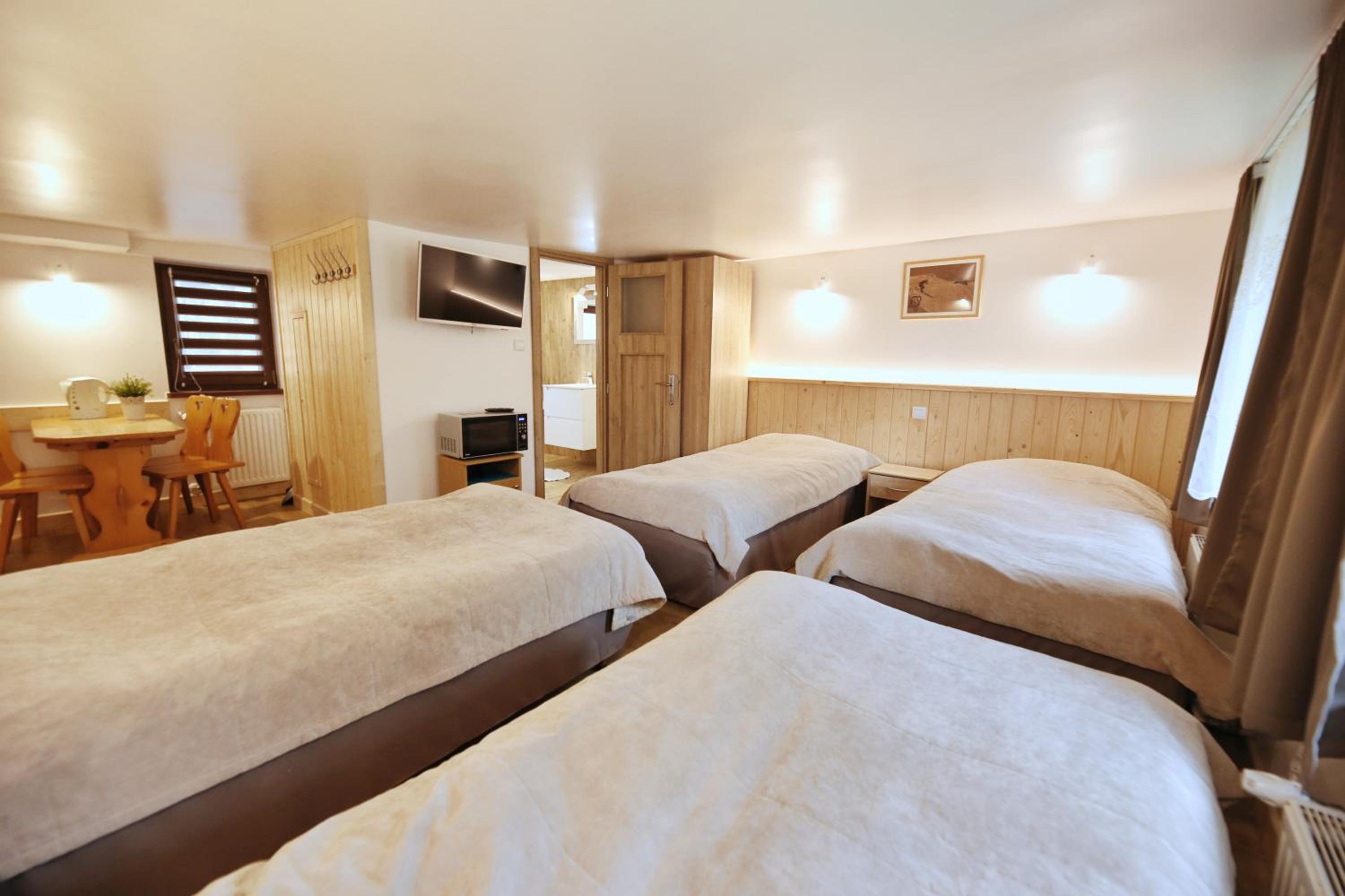 Standard Quadruple Room - Photo 16