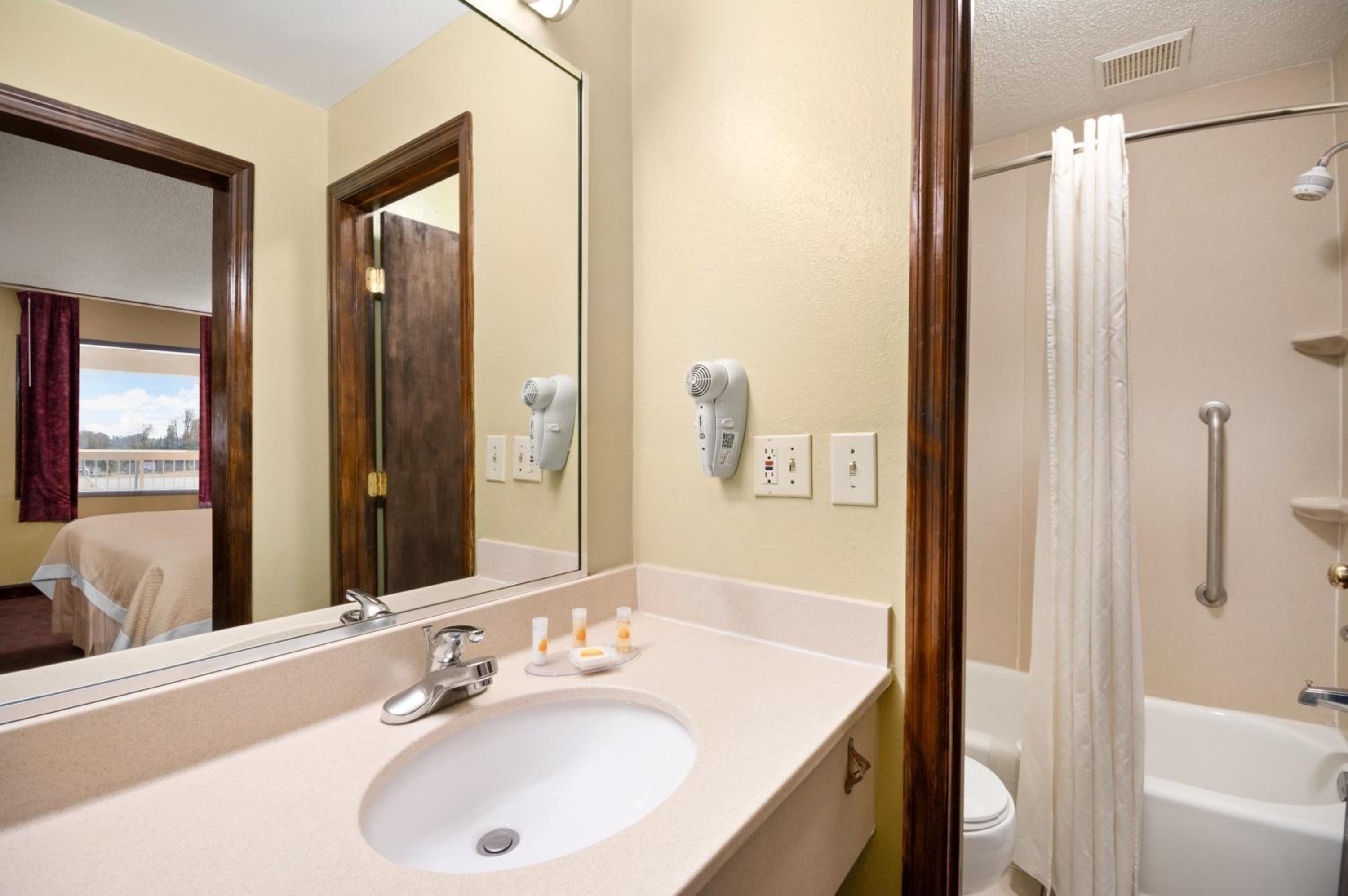 Double Room with Two Double Beds - Non-Smoking - Photo 7
