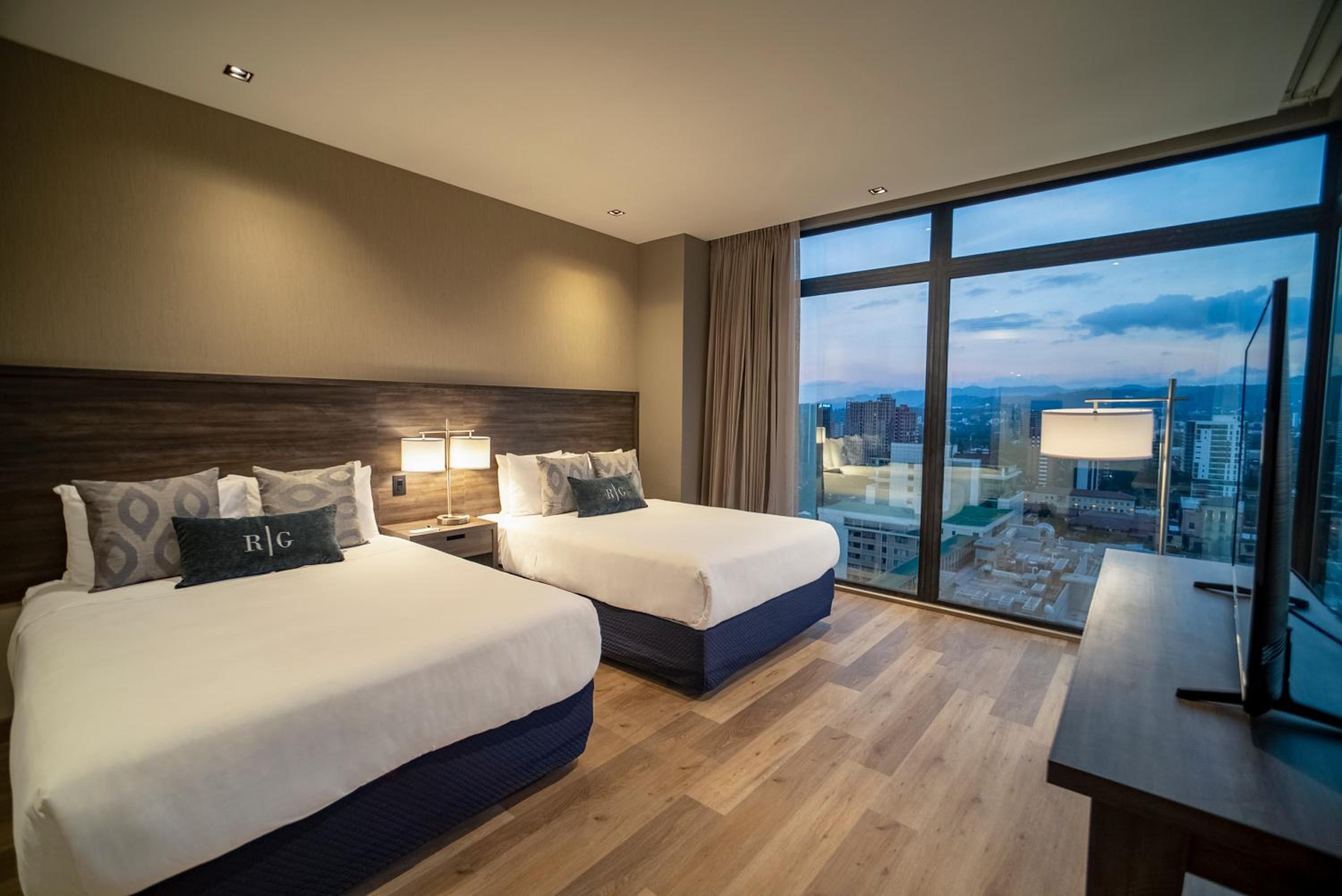 One-Bedroom Queen Room with Two Queen Beds, Non-Smoking photo 3