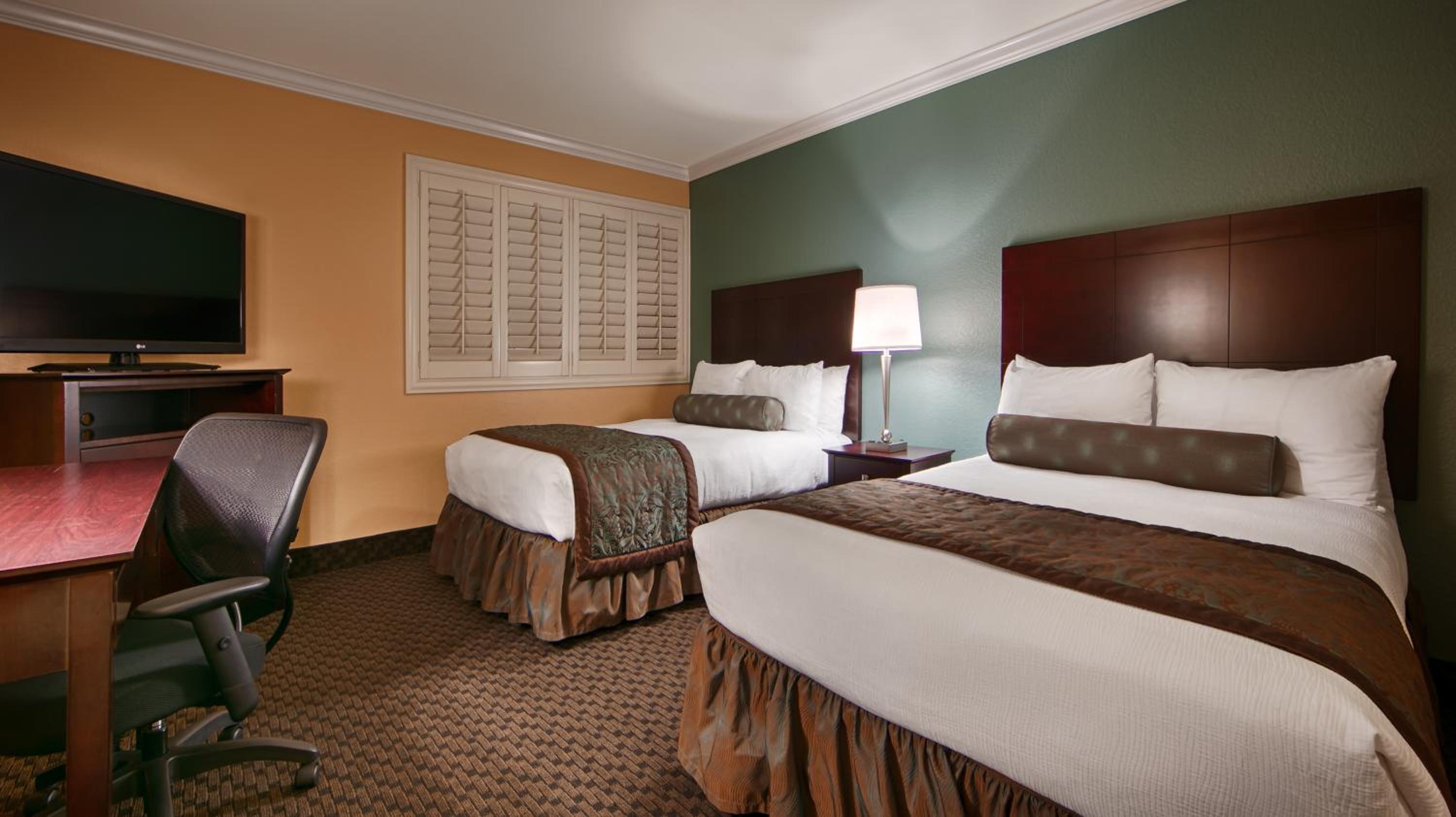 Standard room with Two Double Beds (No Resort Fees + Free Parking) - Photo 3