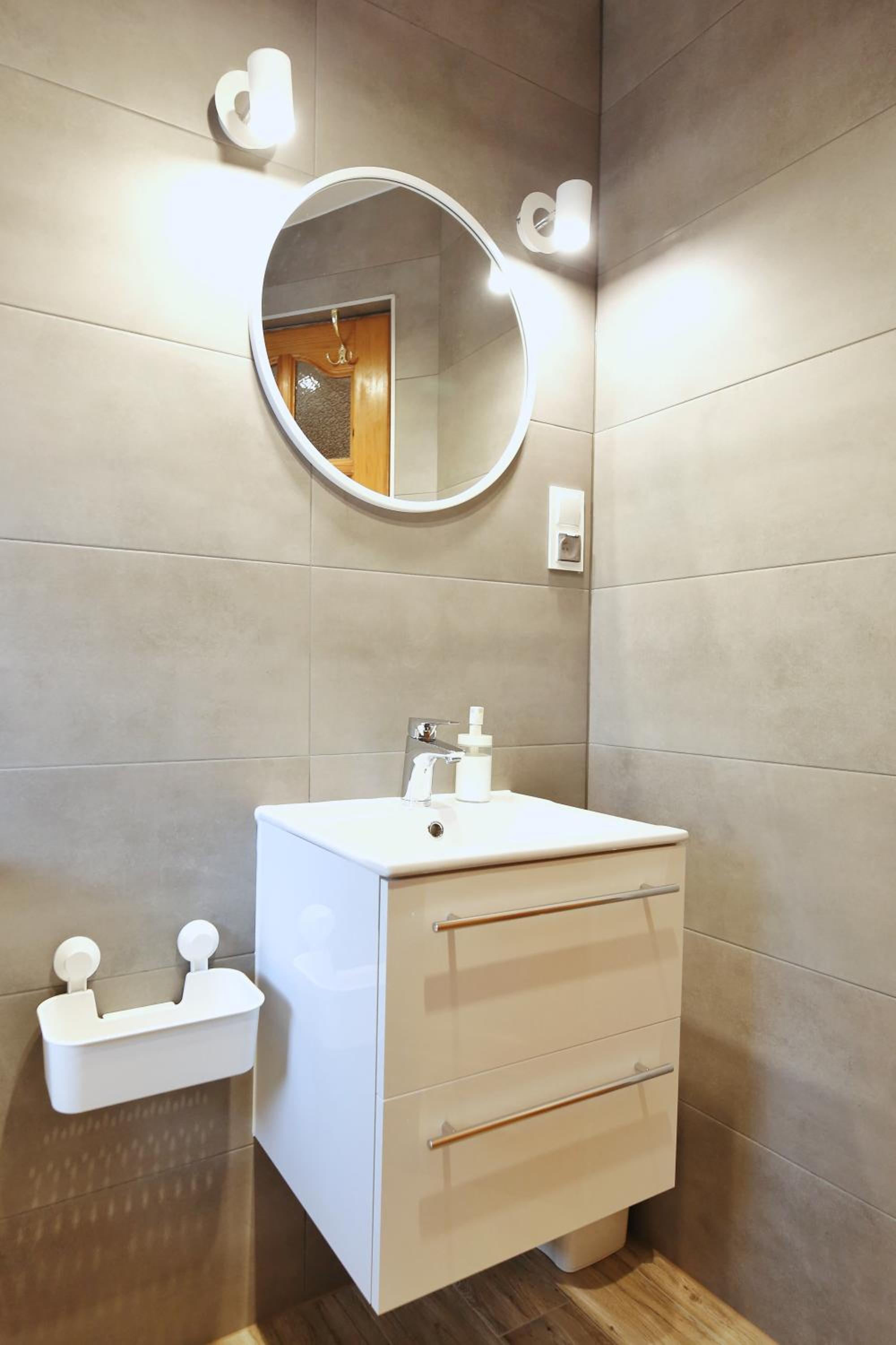 Double Room with Private External Bathroom - Photo 17