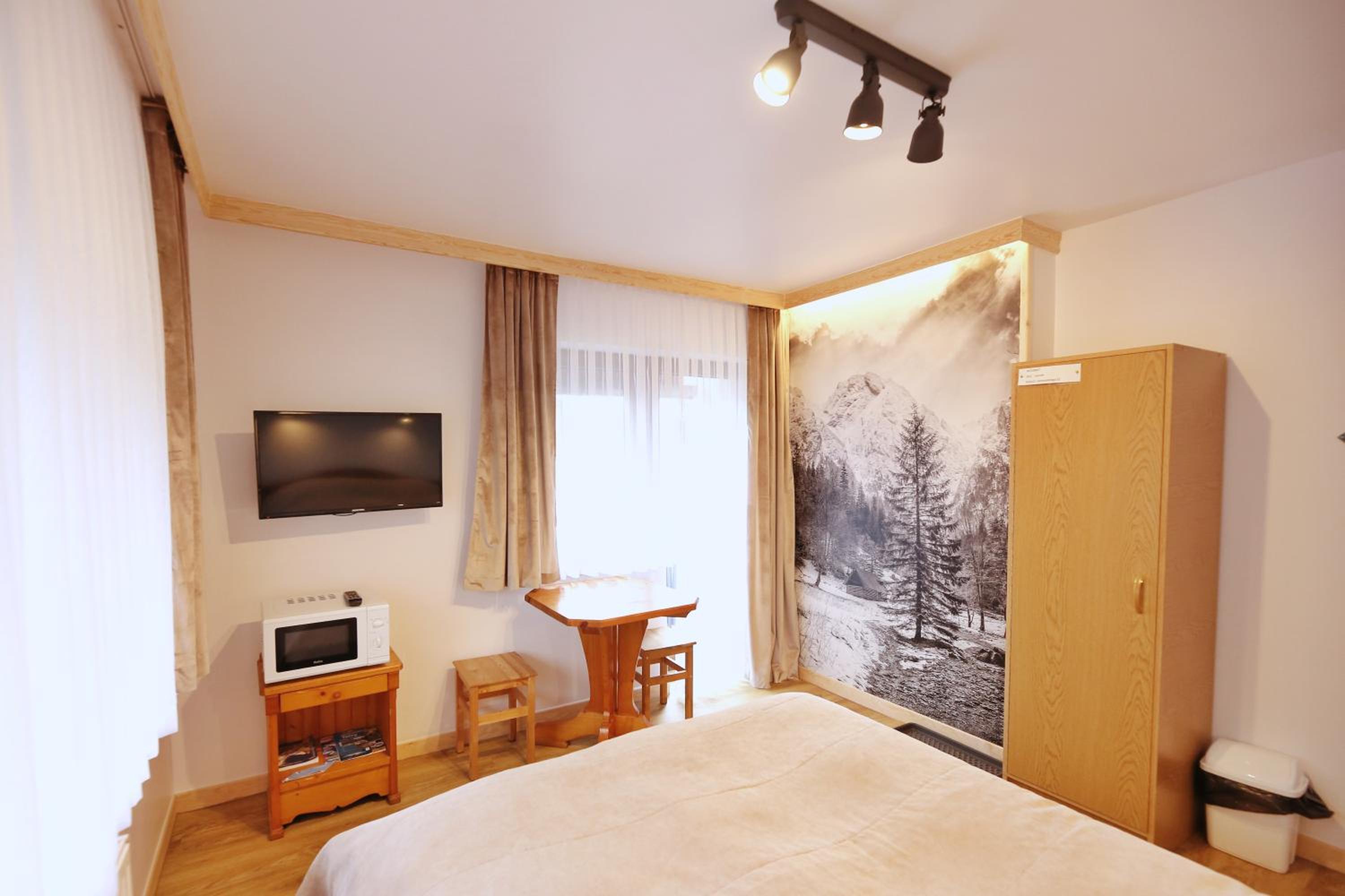 Double Room with Private External Bathroom - Photo 8
