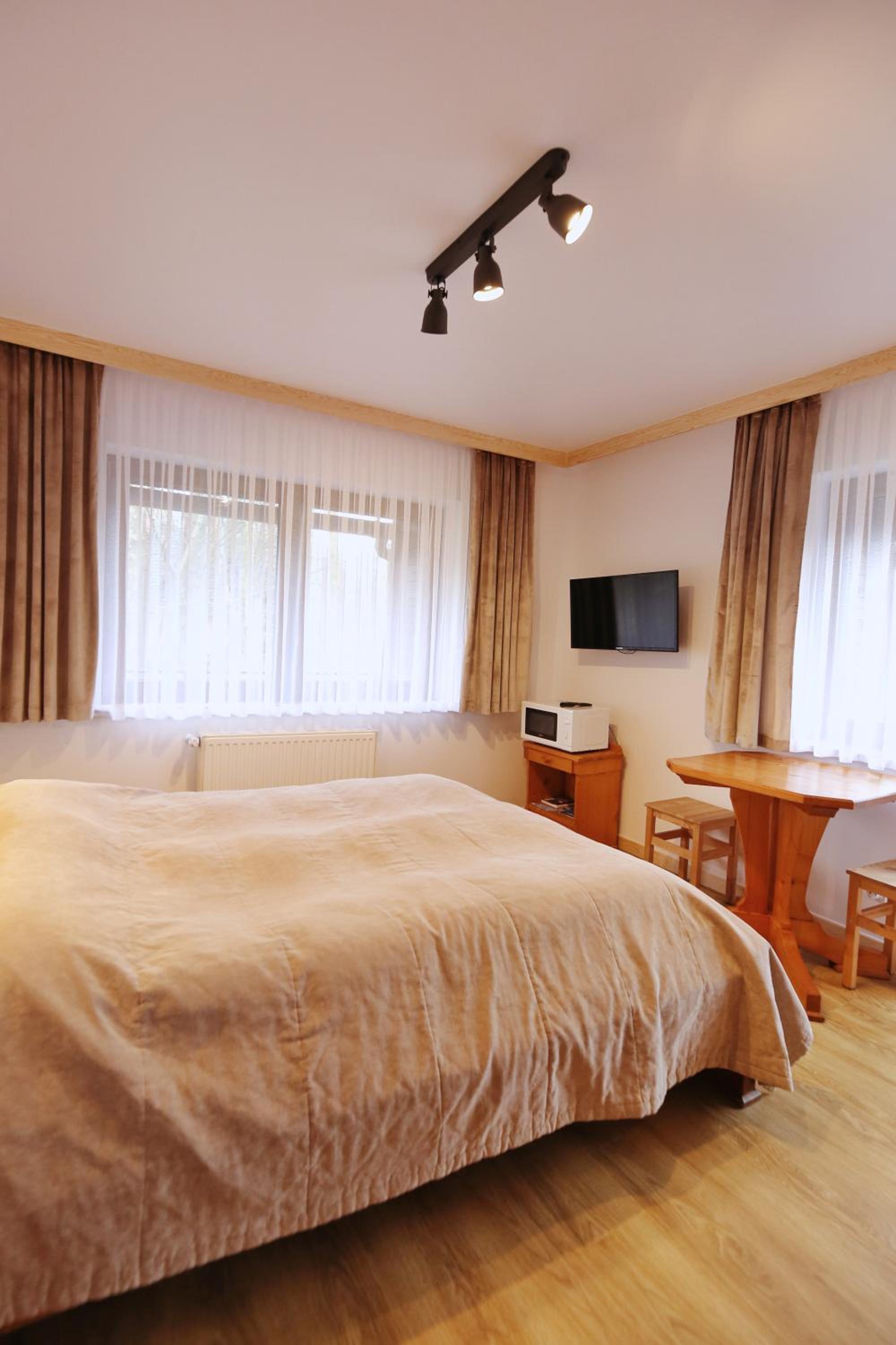 Double Room with Private External Bathroom - Photo 13