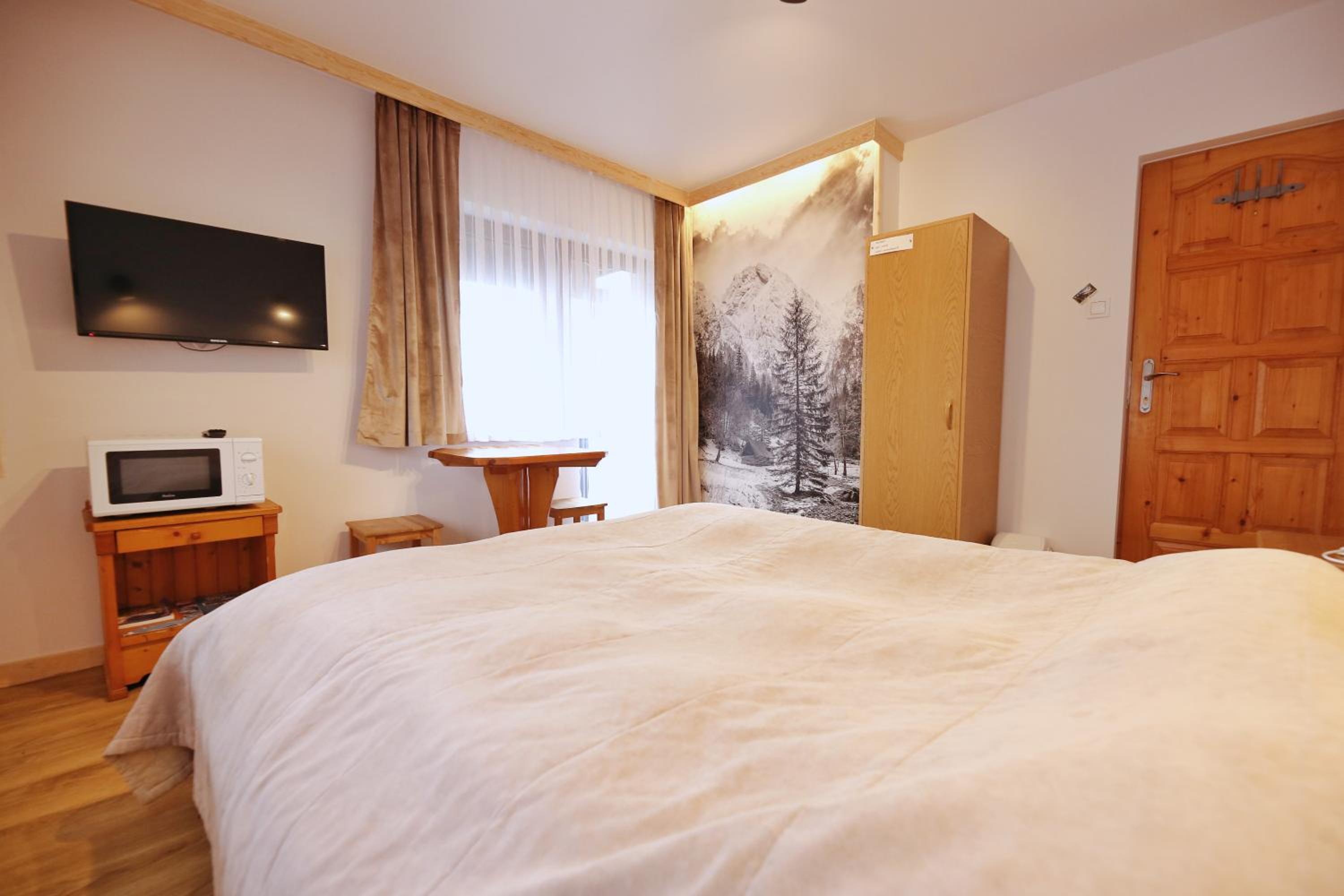 Double Room with Private External Bathroom - Photo 11