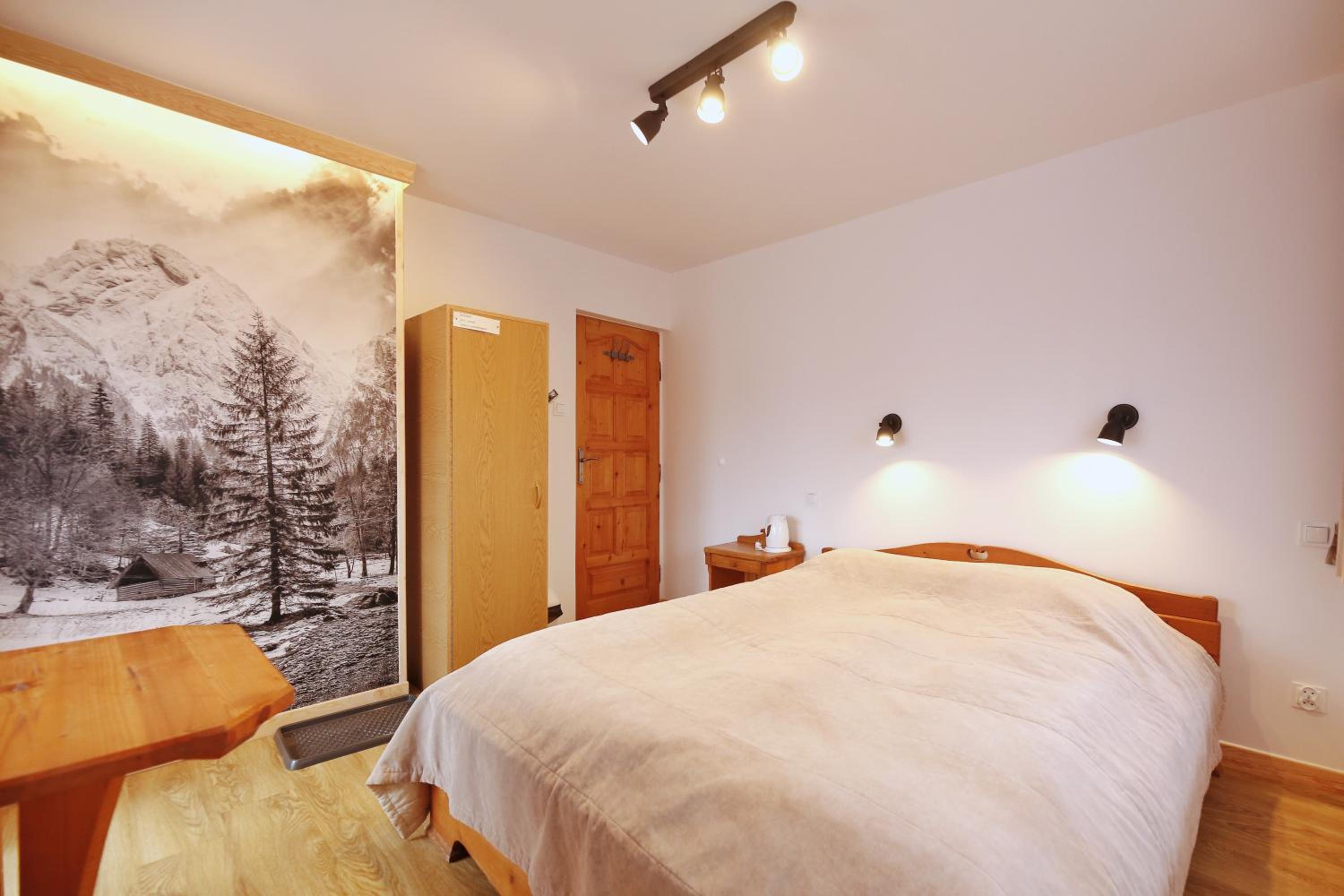 Double Room with Private External Bathroom - Photo 9