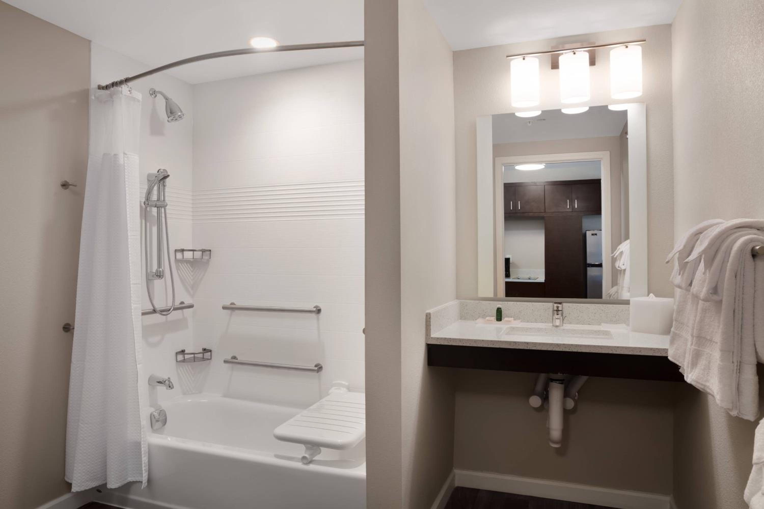 Studio Suite, Multiple Beds (Mobility Accessible, Tub) thumbnail 6