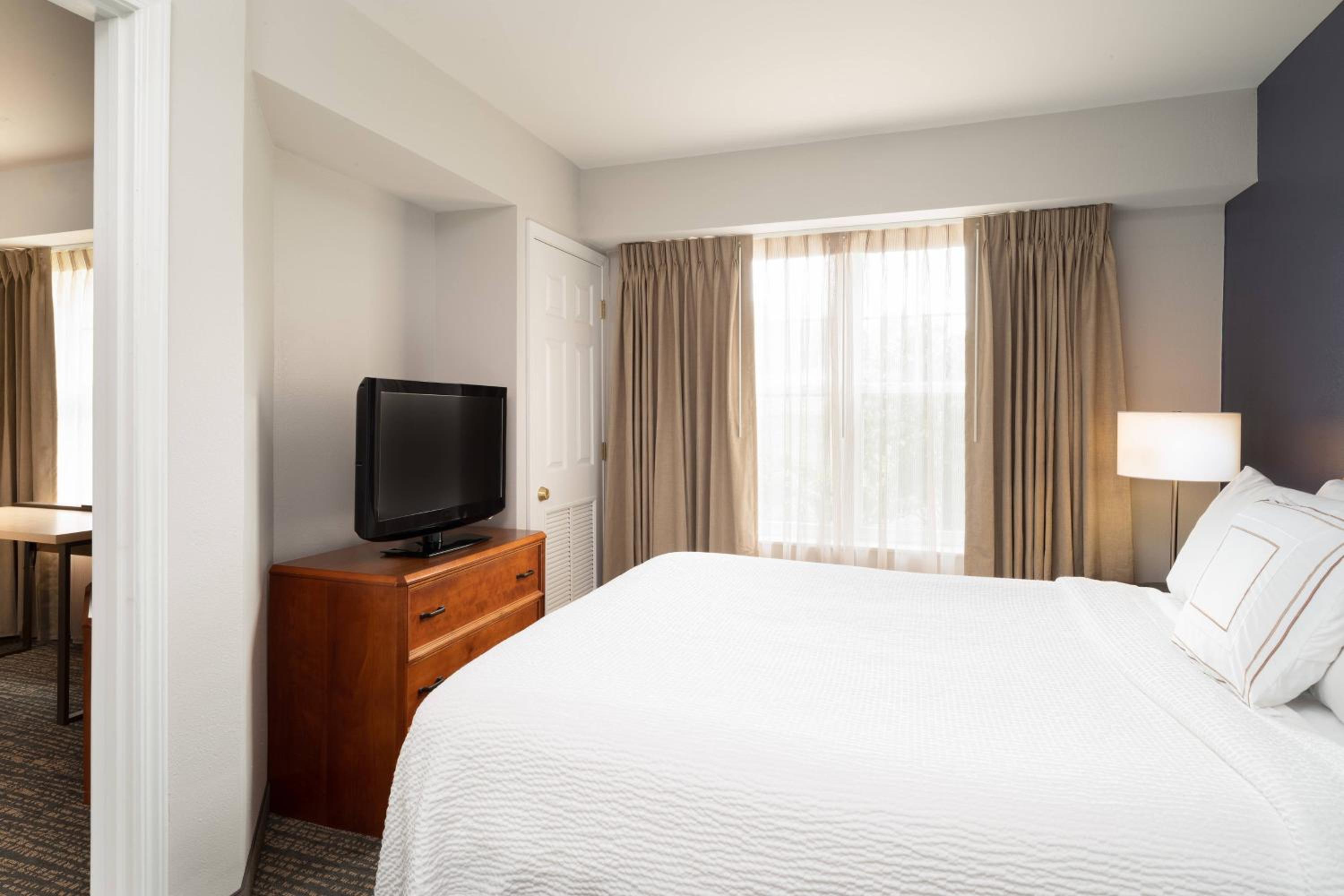 One-Bedroom Suite - Photo 2
