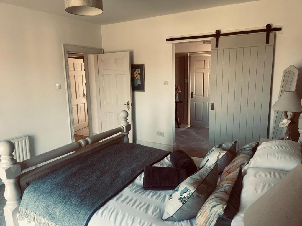 Six-Bedroom House photo 3