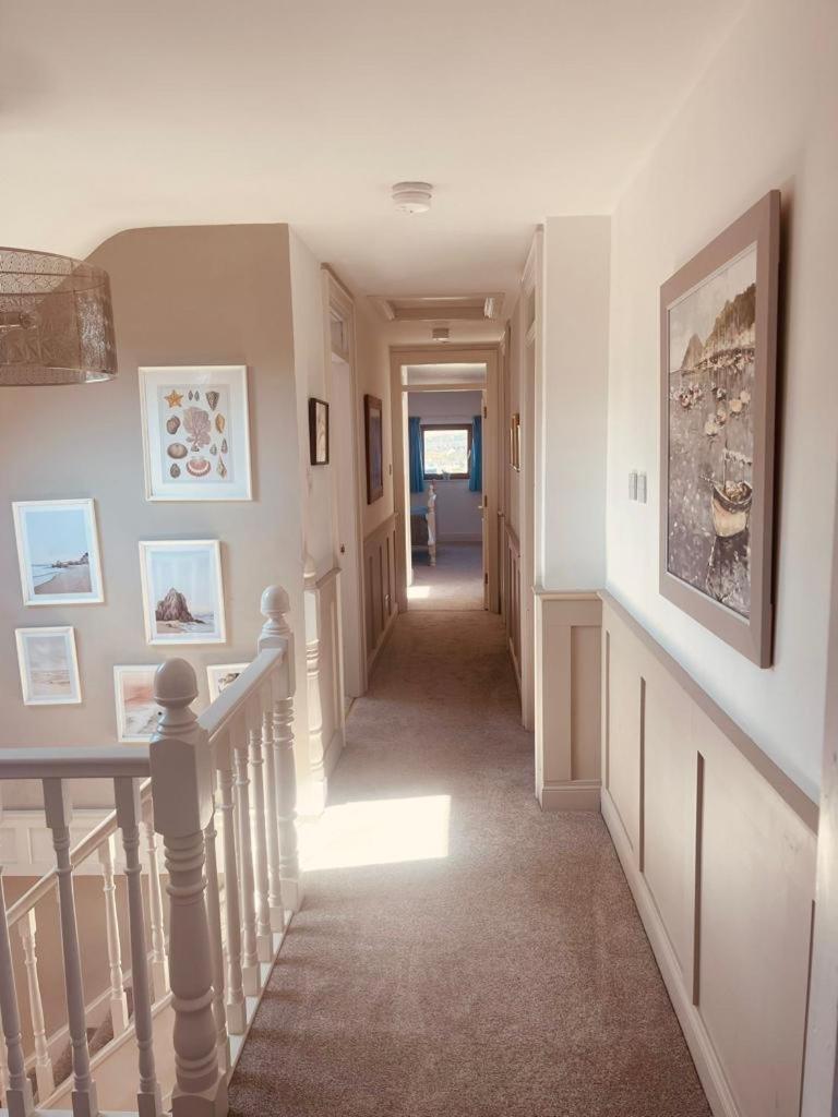 Six-Bedroom House photo 2