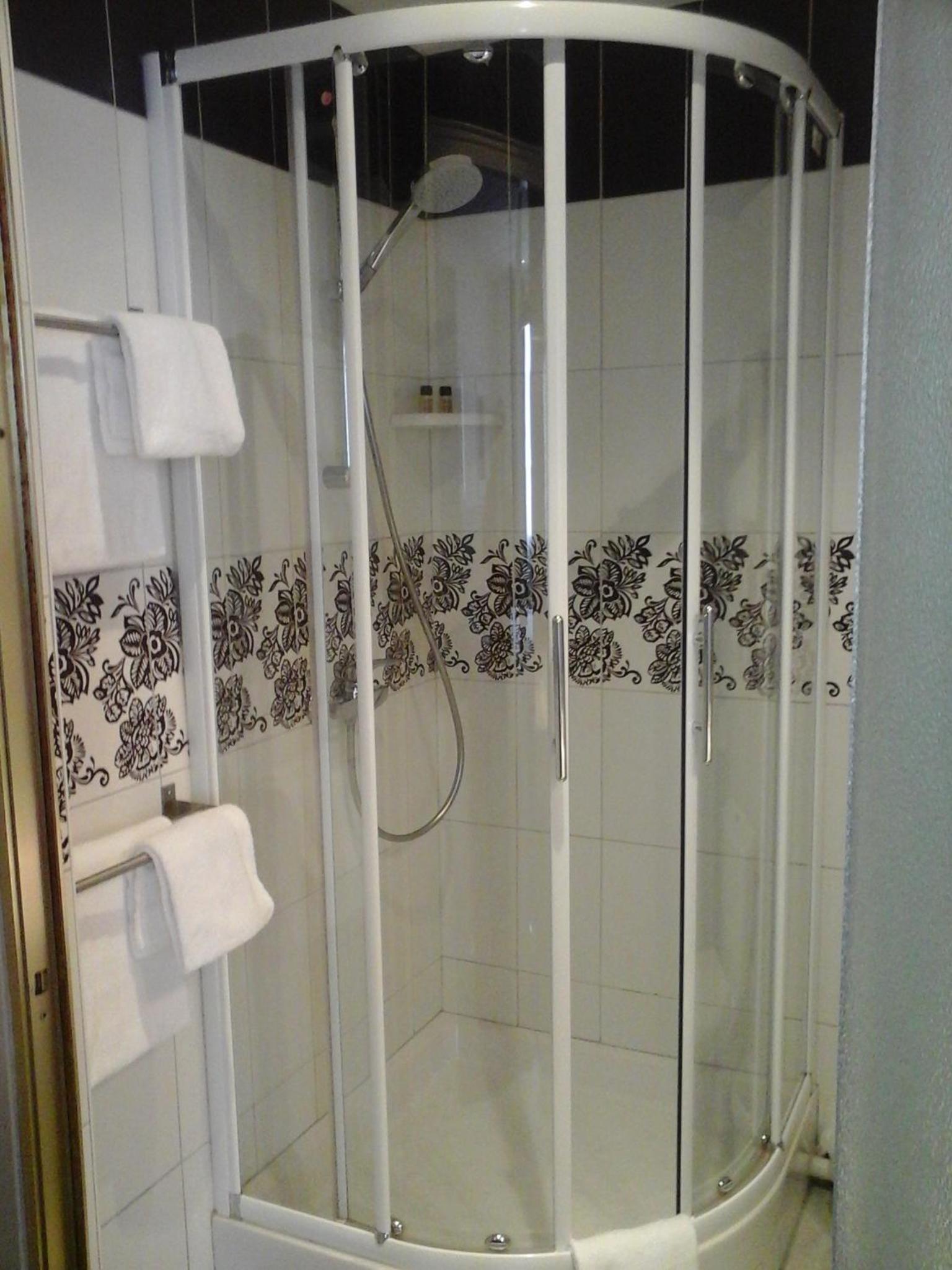 Twin Room - Photo 13