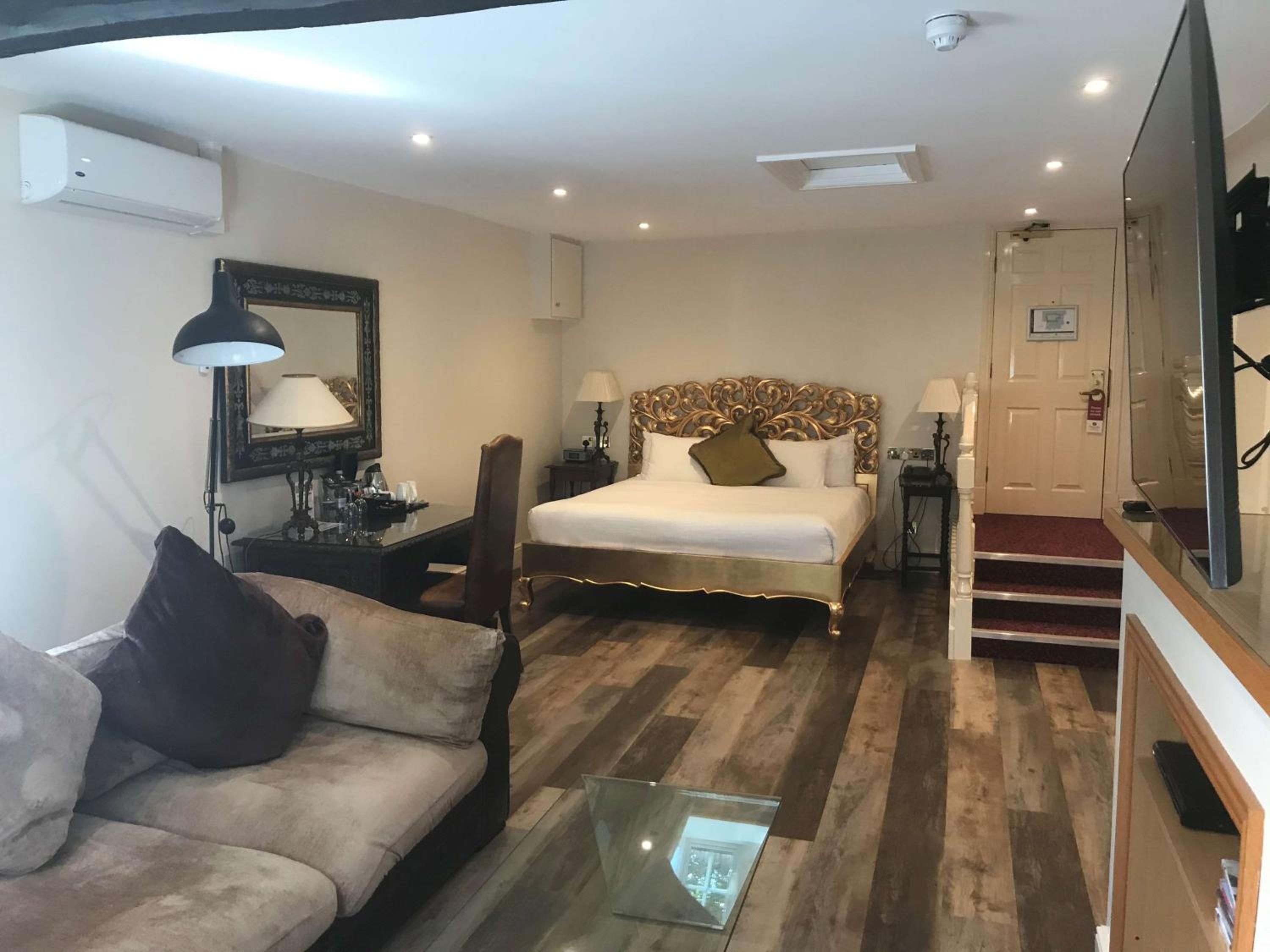 King Suite with Whirlpool and Sauna - Non-Smoking - Photo 1