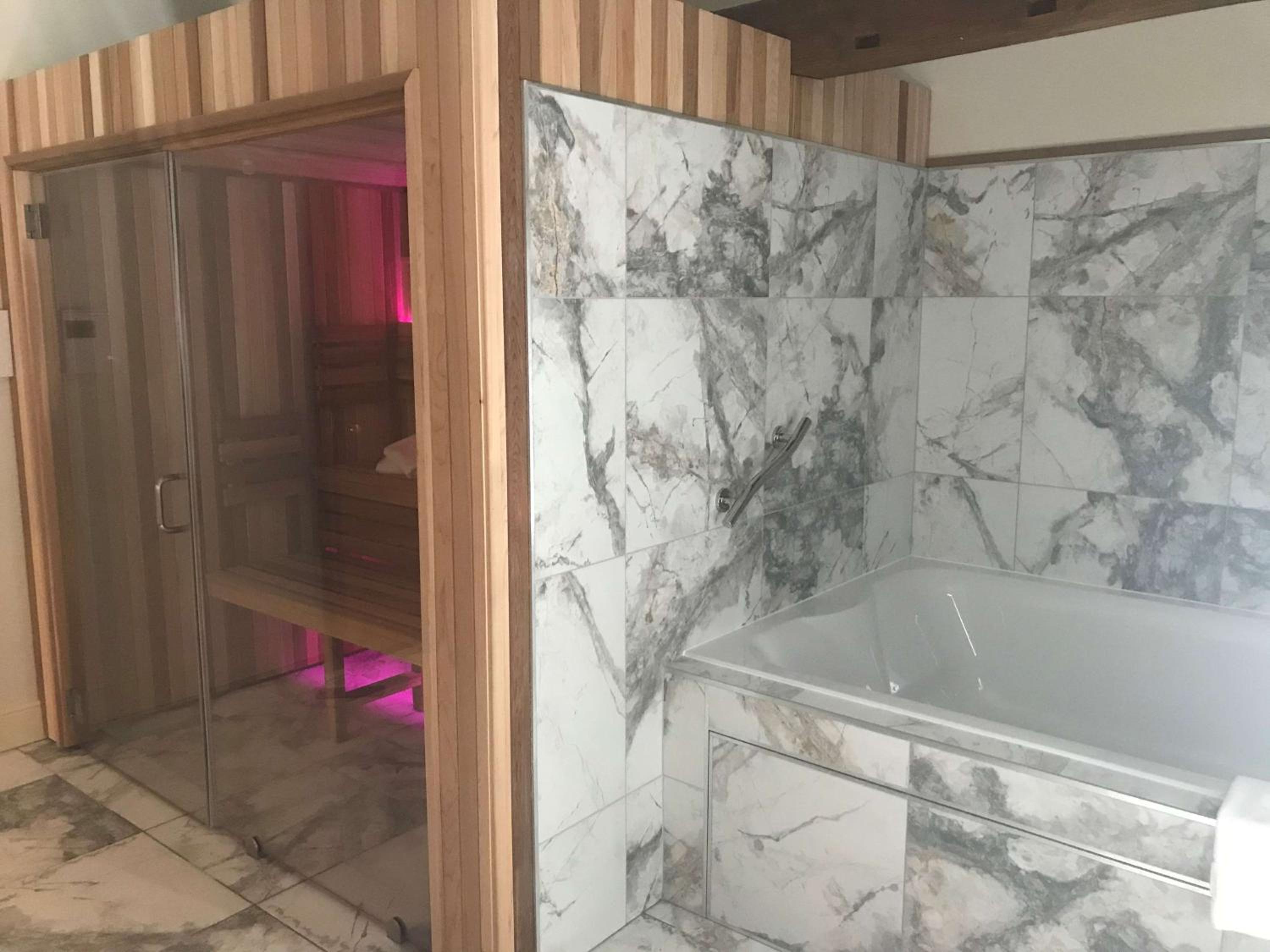King Suite with Whirlpool and Sauna - Non-Smoking - Photo 4