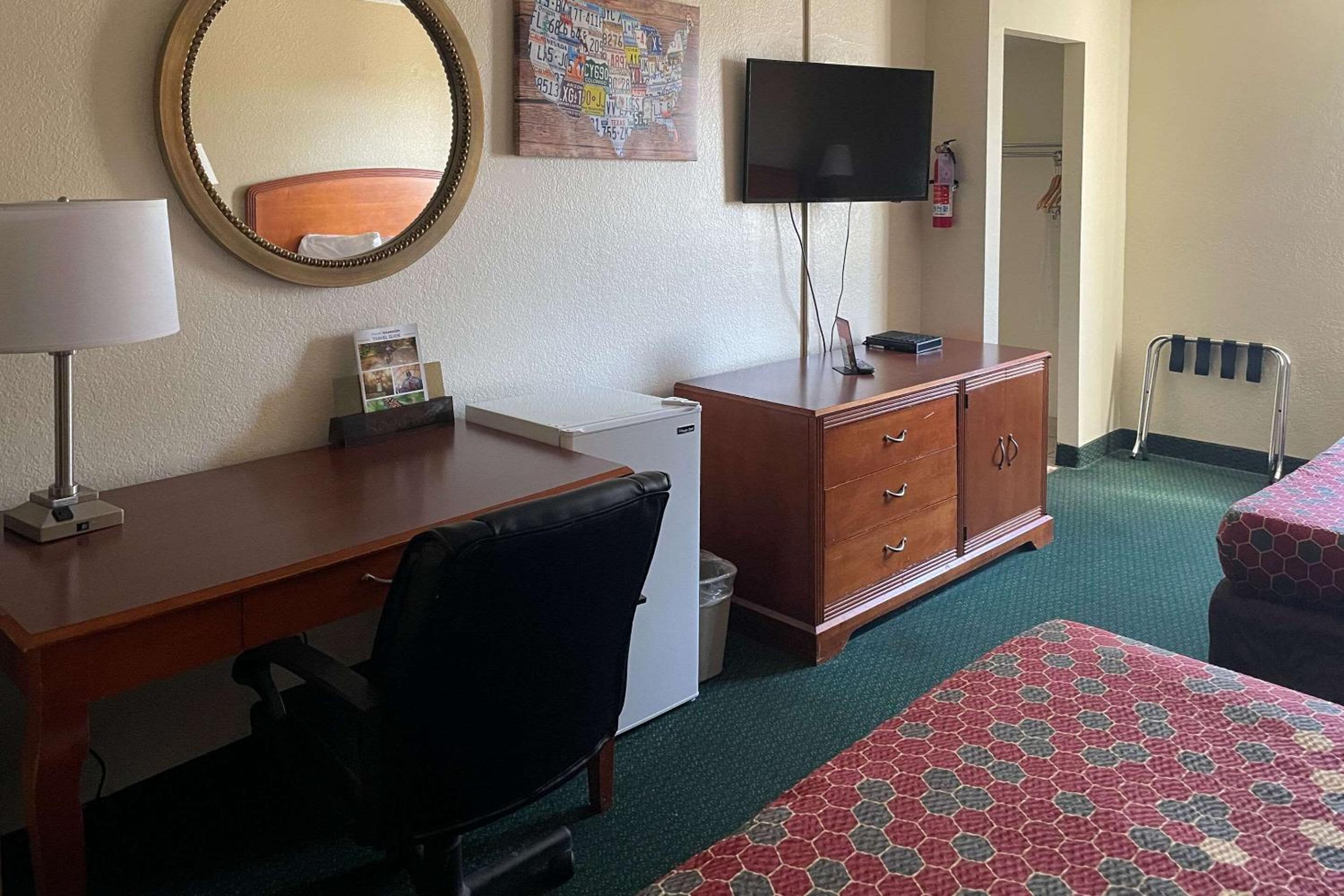King Room with Two King Beds - Non-Smoking - Photo 4