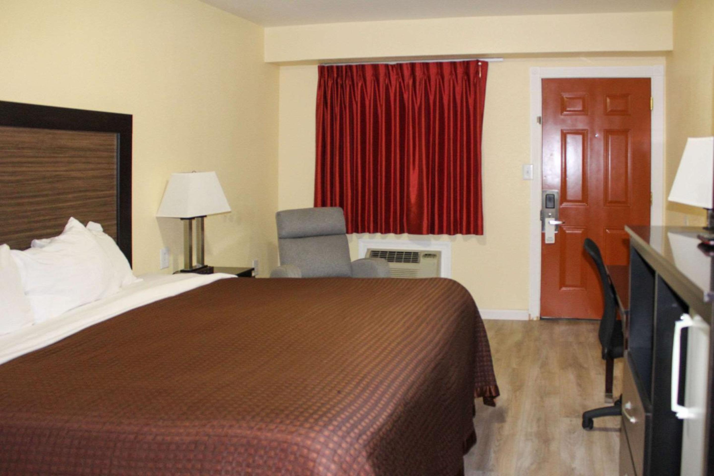 King Room with Bathtub - Non-Smoking photo 3