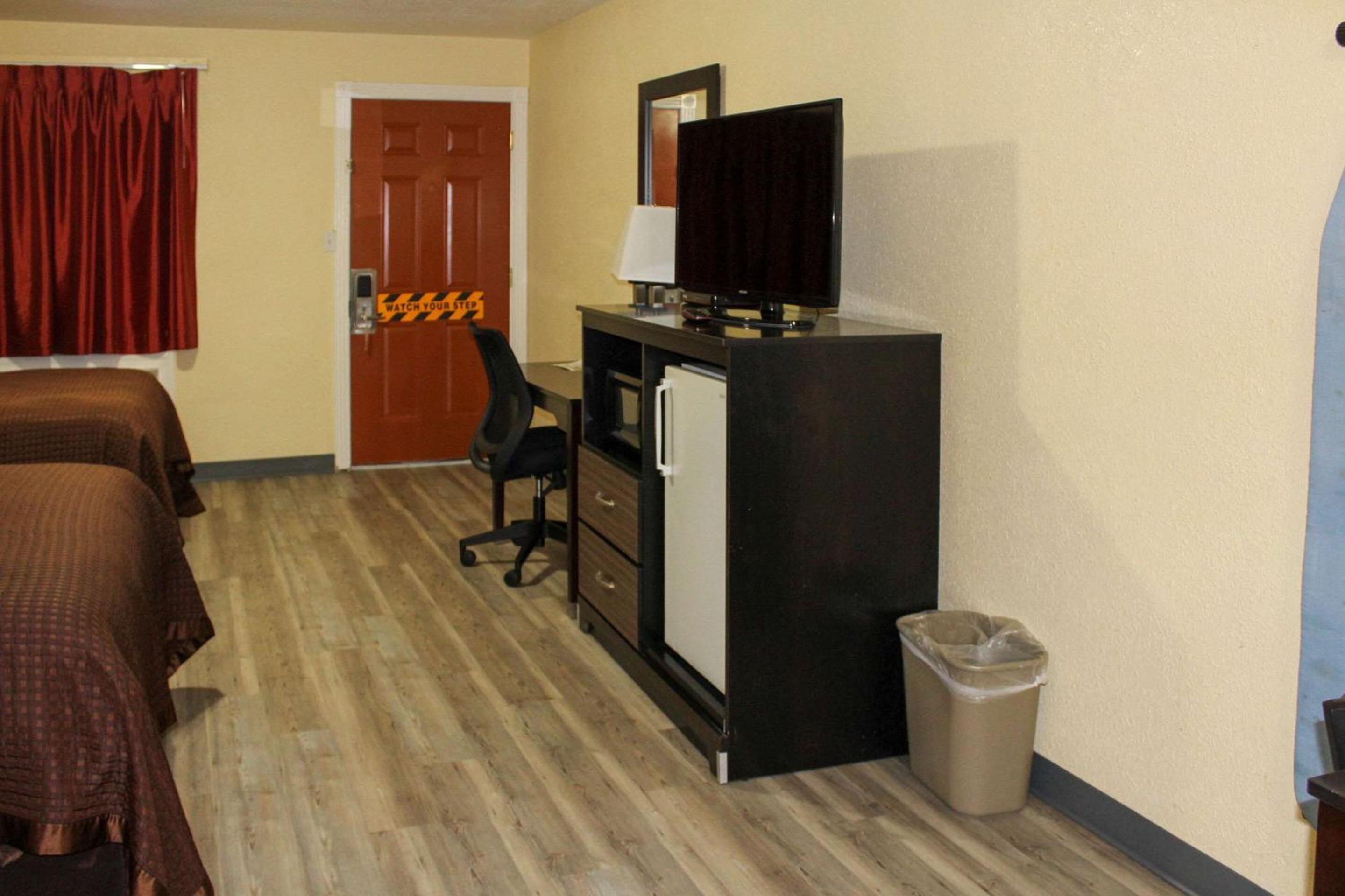 Queen Room with Bath Tub - Photo 10