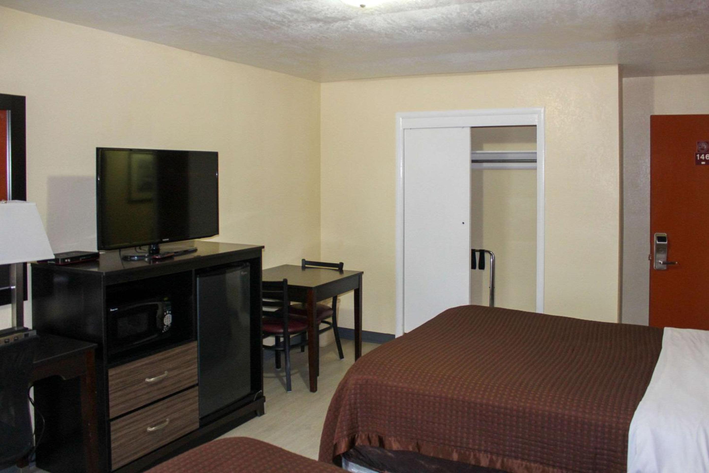 Queen Room with Bath Tub - Photo 8