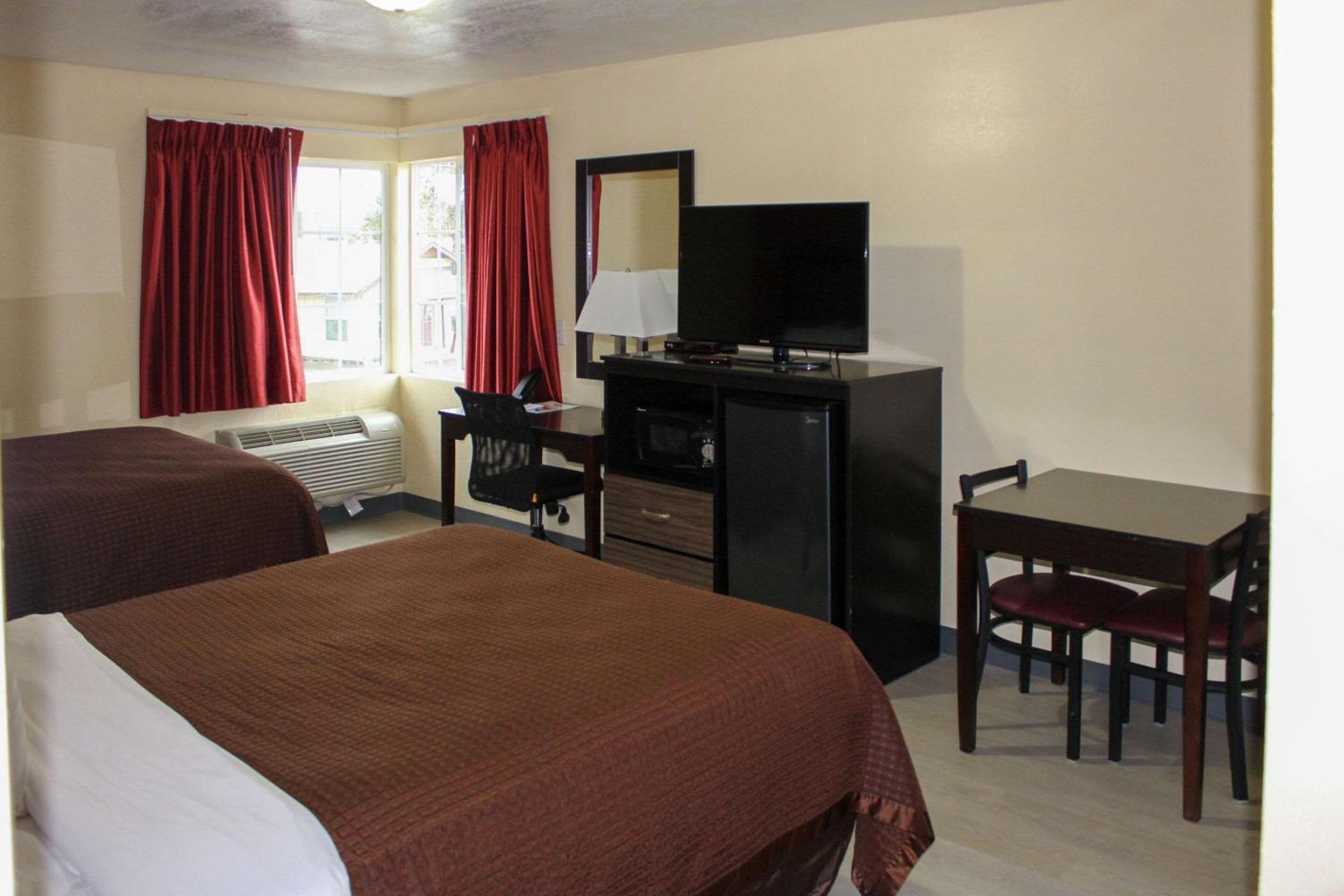 Queen Room with Bath Tub - Photo 7