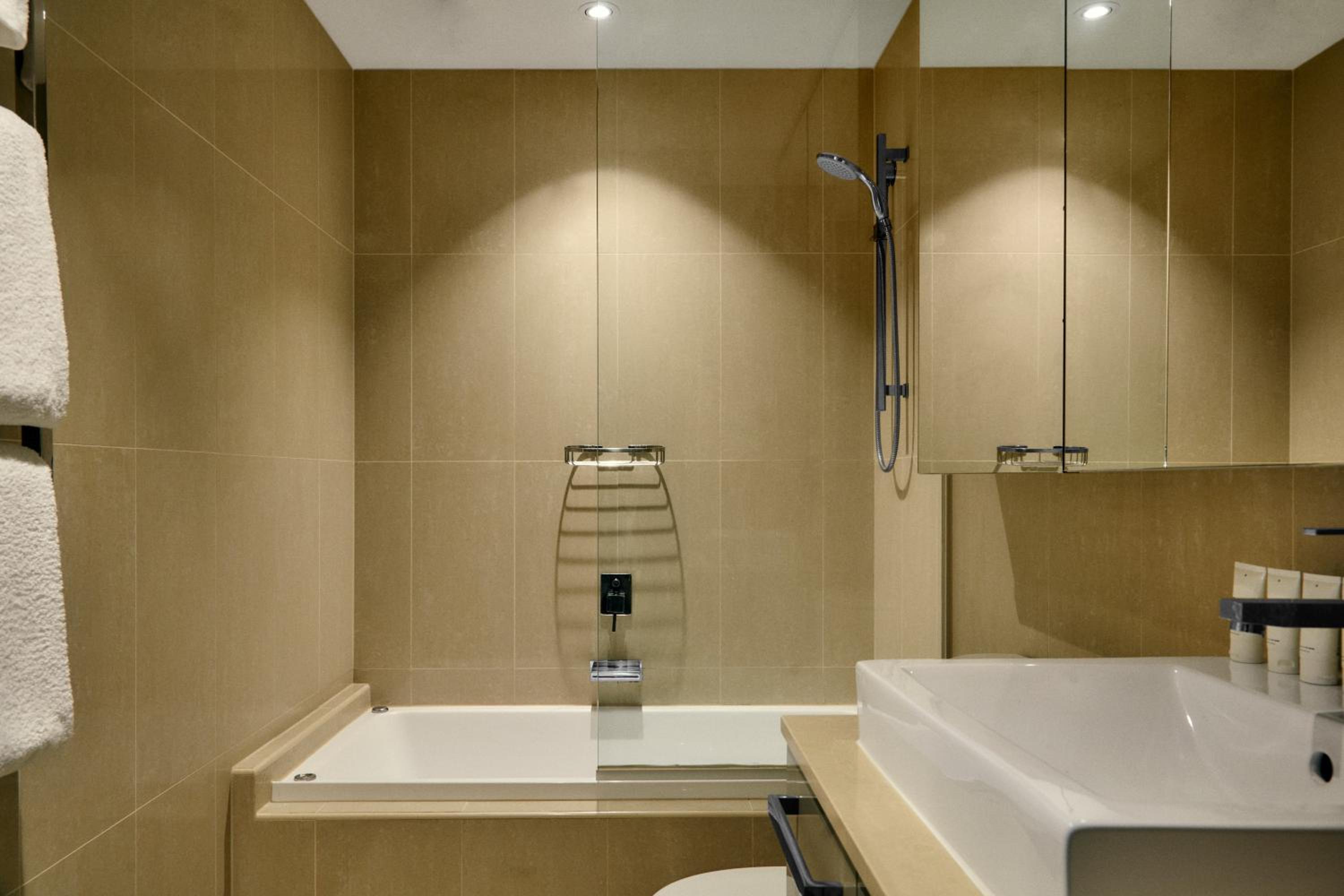 Studio Deluxe with Balcony - Photo 7