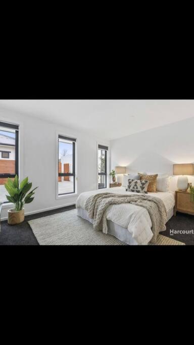 Three-Bedroom House photo 2