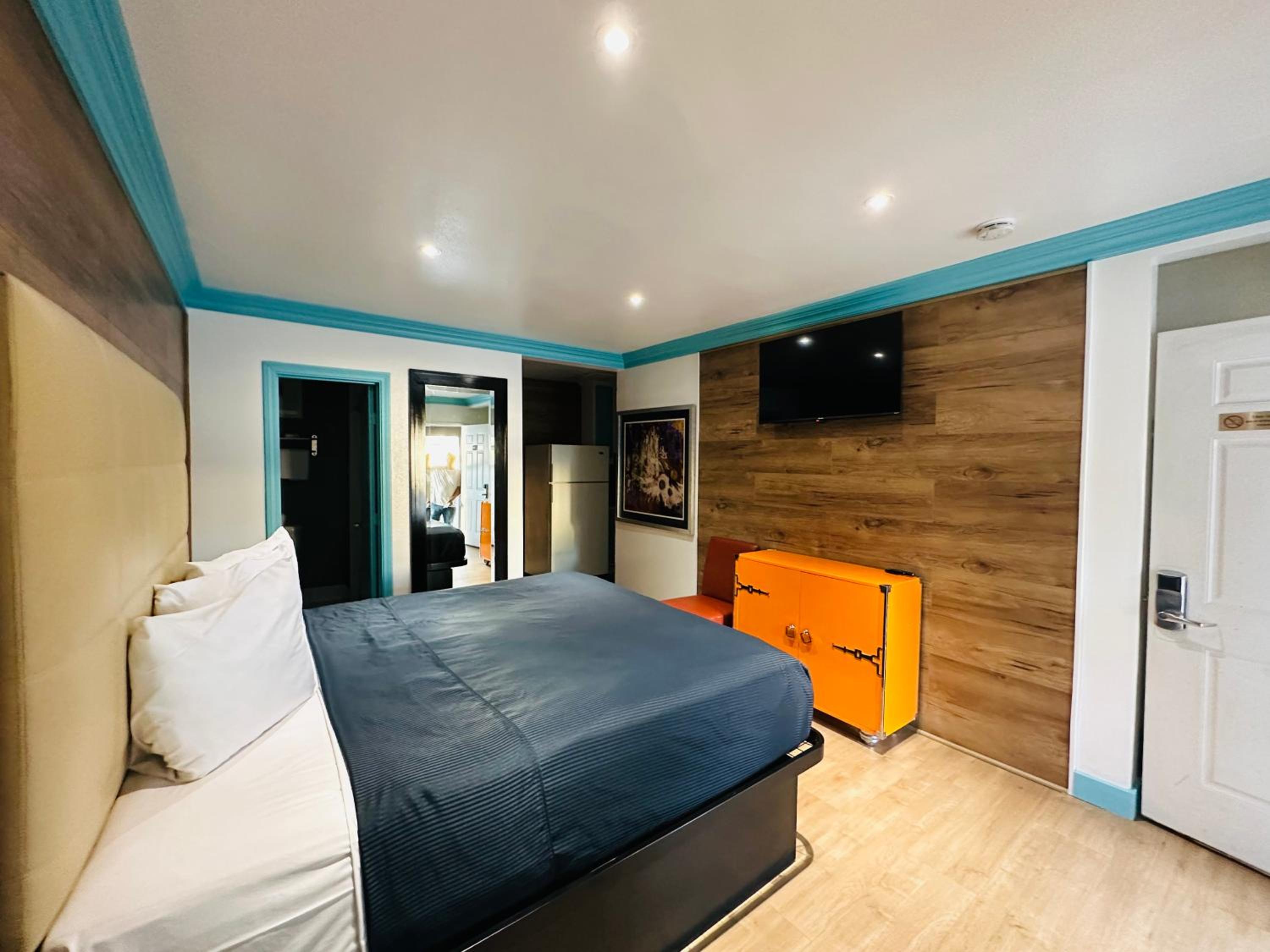 Two-Bedroom Suite - Photo 4