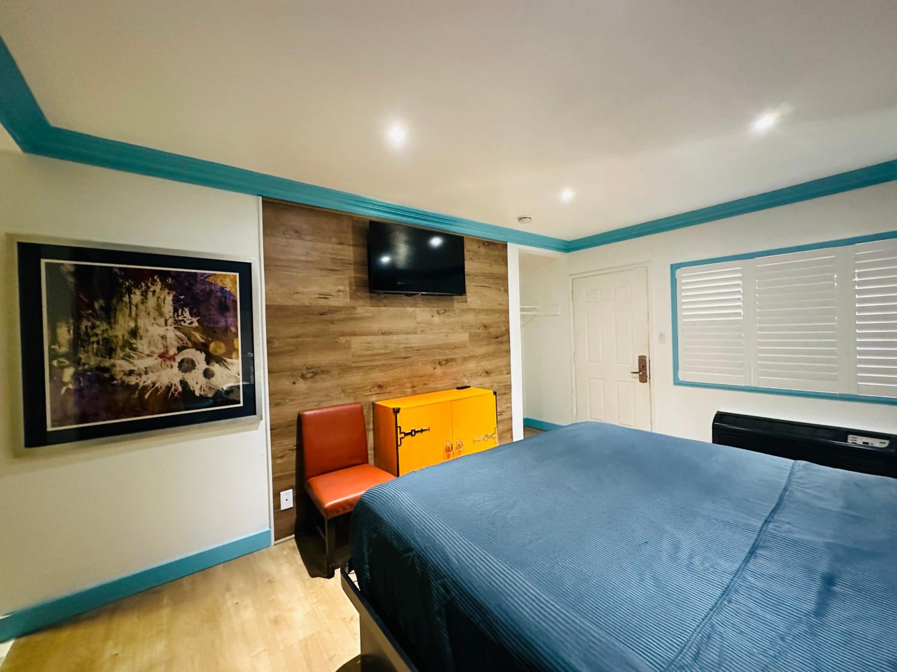 Two-Bedroom Suite - Photo 3
