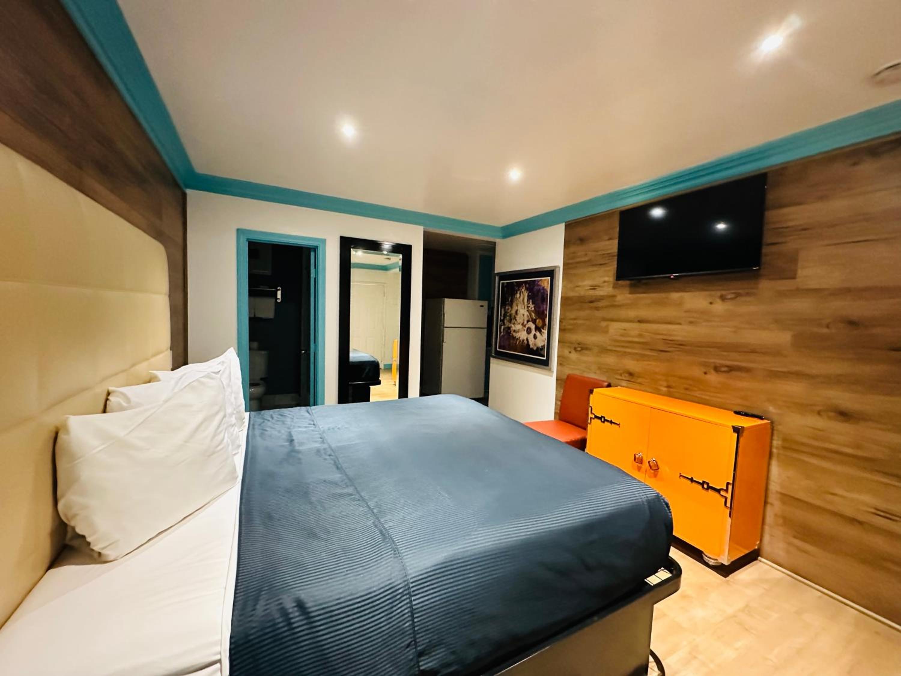 Two-Bedroom Suite - Photo 7