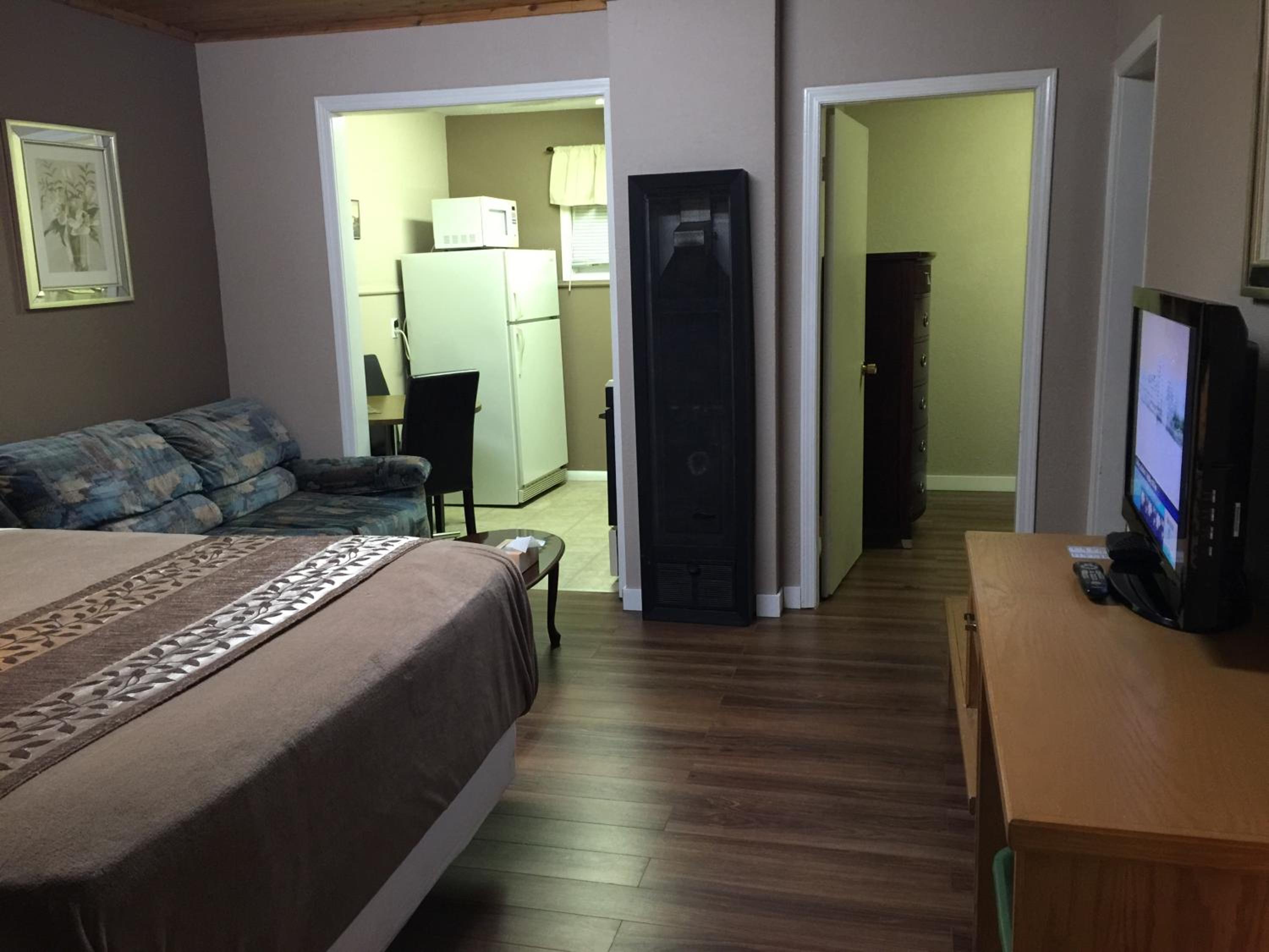 Deluxe Queen Room with Two Queen Beds with Kitchenette photo 2