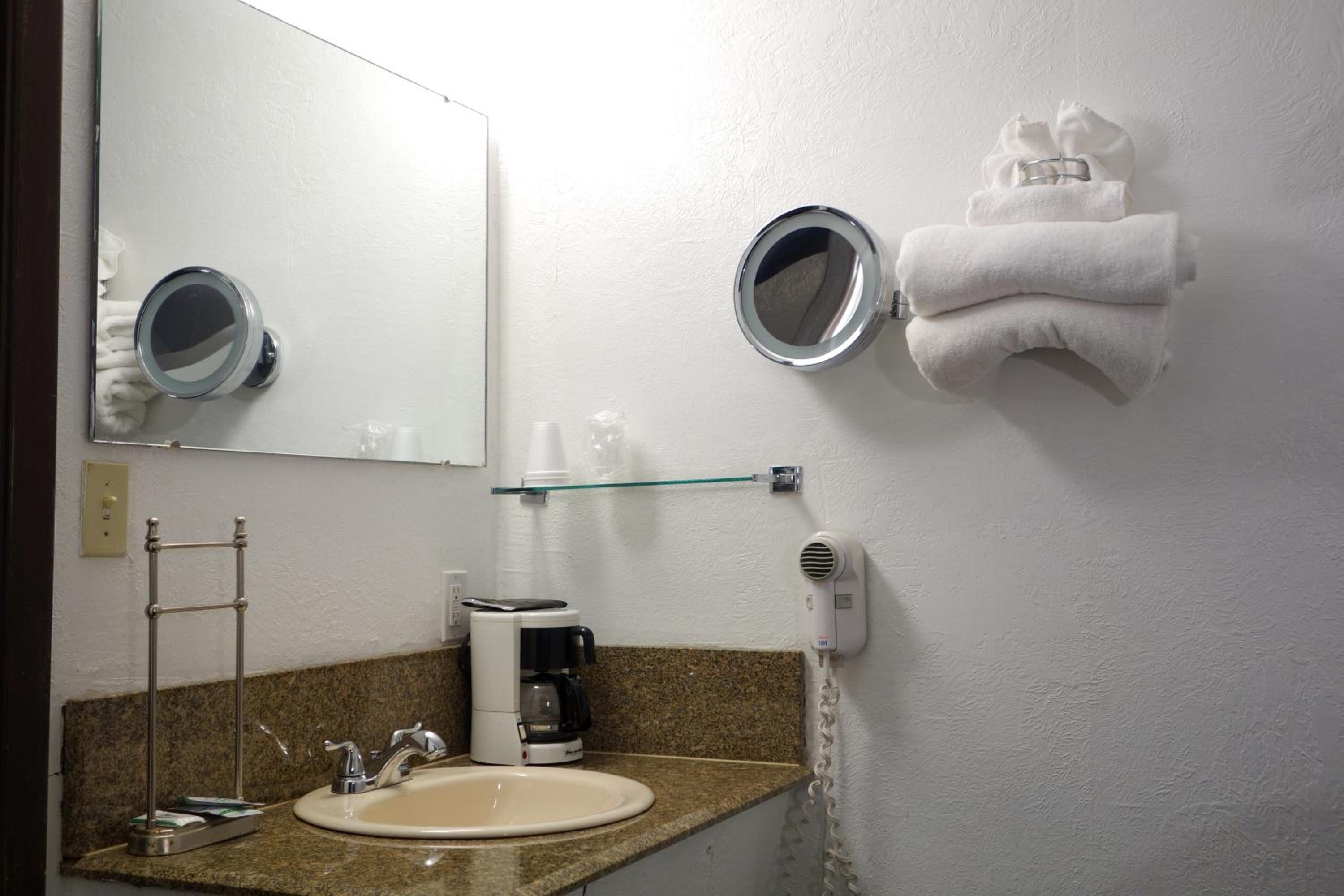Queen Room with Two Queen Beds - Smoking - Photo 6
