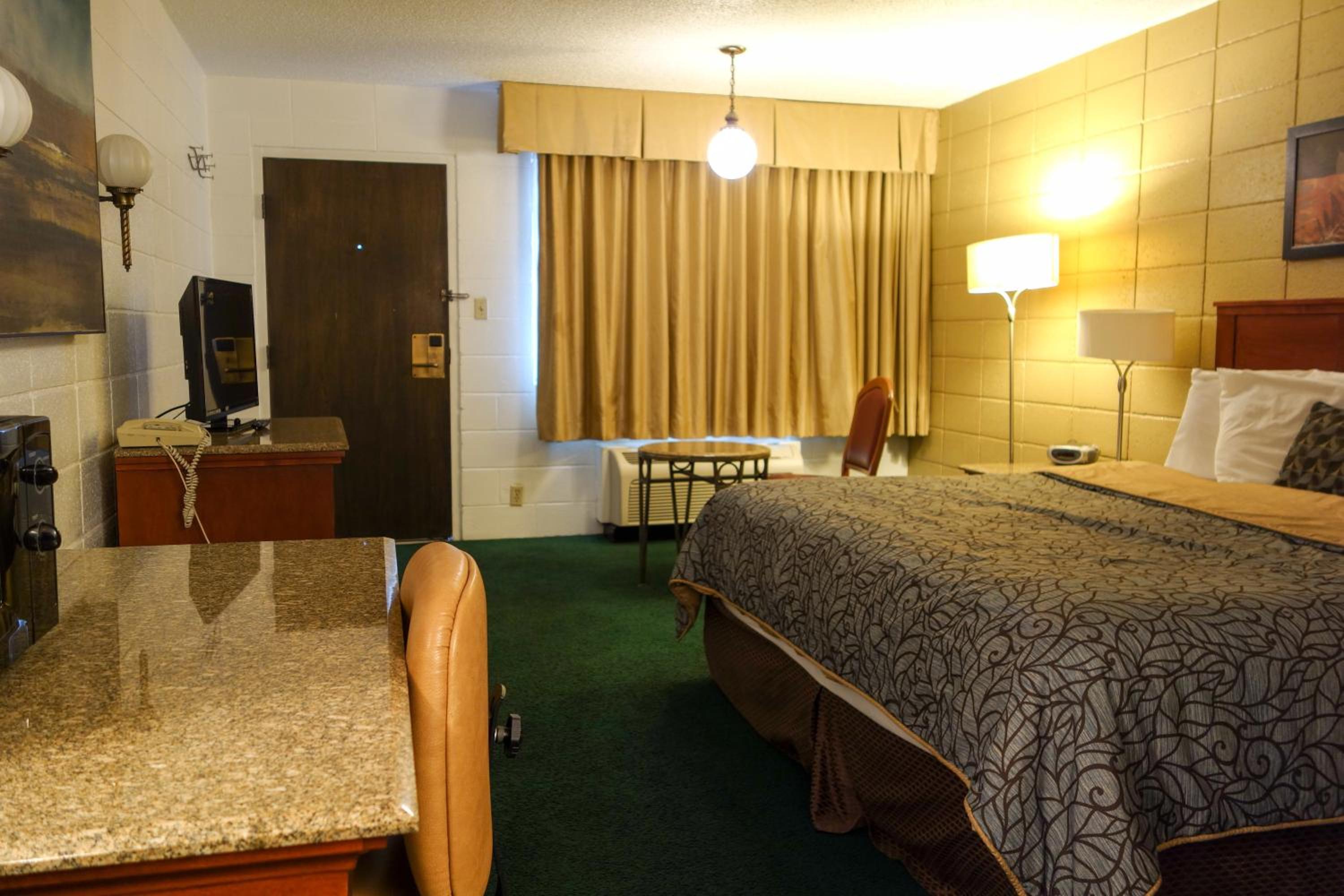 Queen Room with Two Queen Beds - Smoking - Photo 4